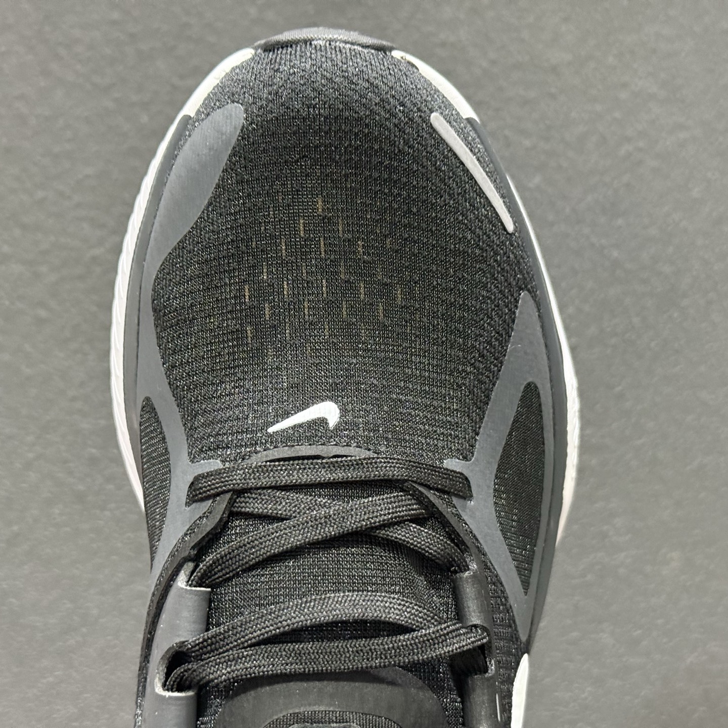 Nike Structure PLUS 轻量跑鞋鞋面采用透气工程网眼材质制作 HQ3048-101