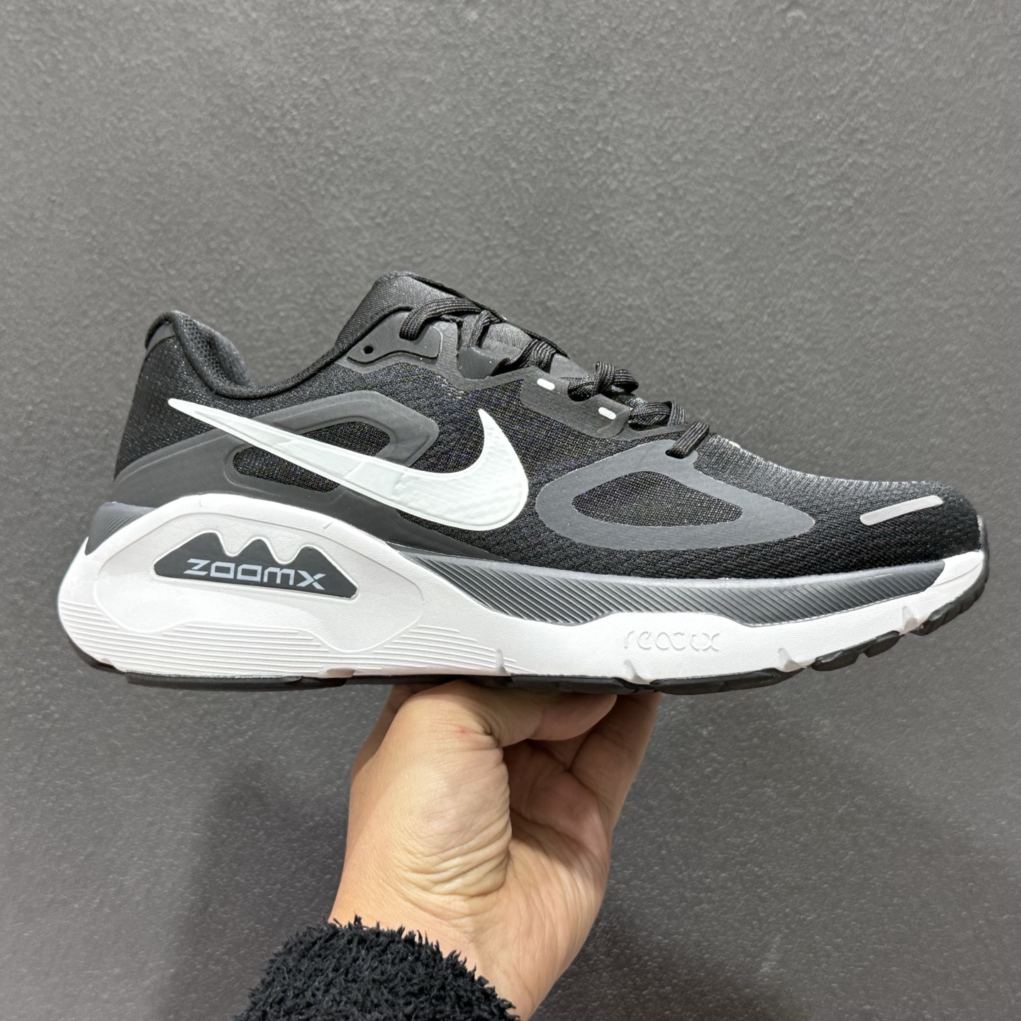 Nike Structure PLUS 轻量跑鞋鞋面采用透气工程网眼材质制作 HQ3048-101