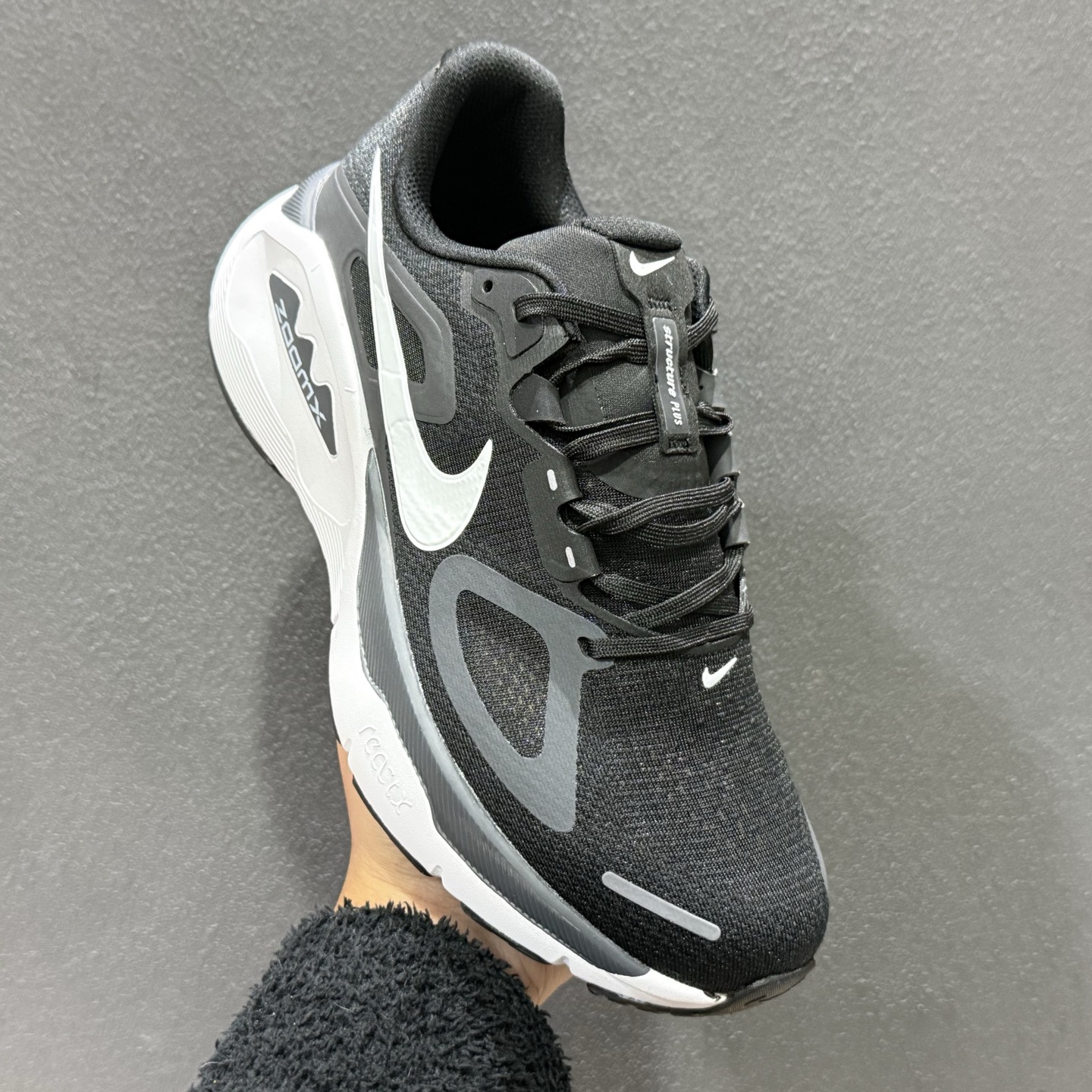 Nike Structure PLUS 轻量跑鞋鞋面采用透气工程网眼材质制作 HQ3048-101