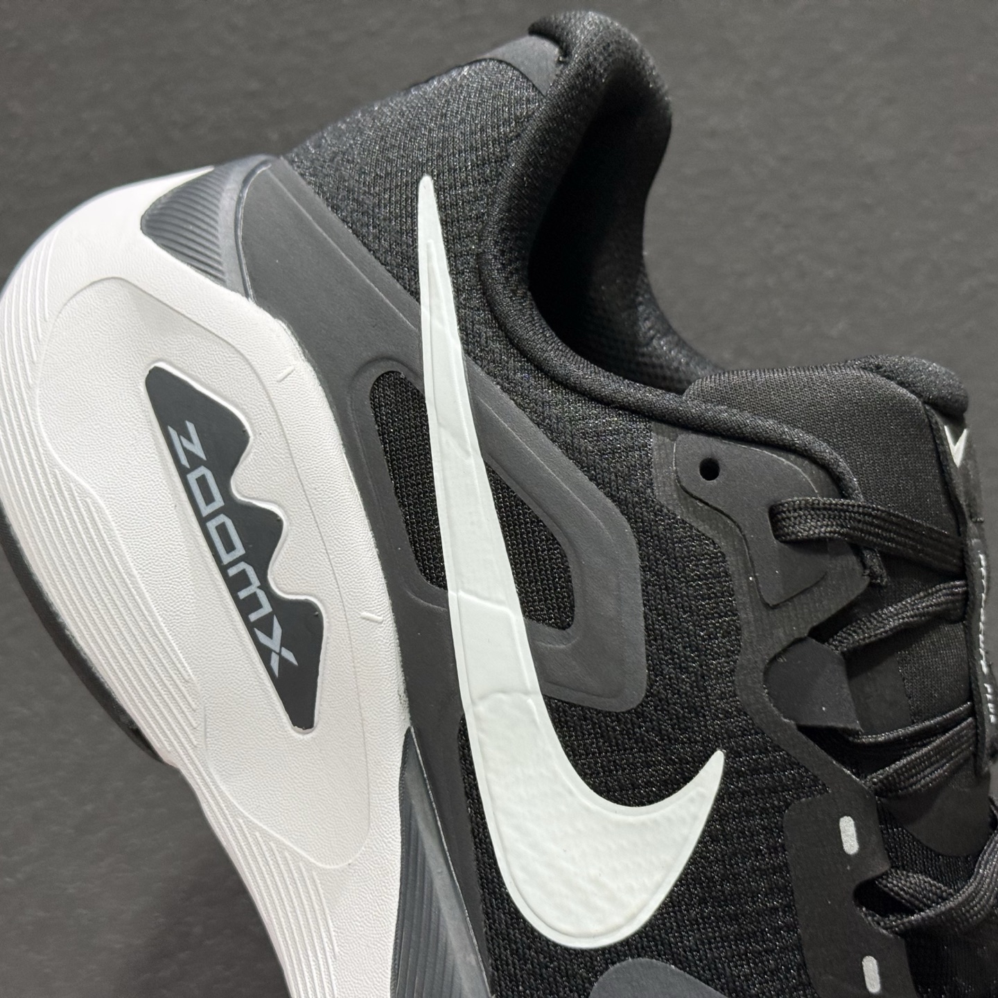 Nike Structure PLUS 轻量跑鞋鞋面采用透气工程网眼材质制作 HQ3048-101
