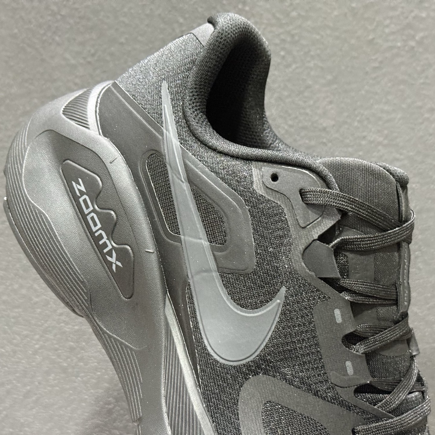 Nike Structure PLUS 轻量跑鞋鞋面采用透气工程网眼材质制作 HQ3048-102 Nike Structure PLUS 轻量跑鞋鞋面采用透气工程网眼材质制作 HQ3048-102