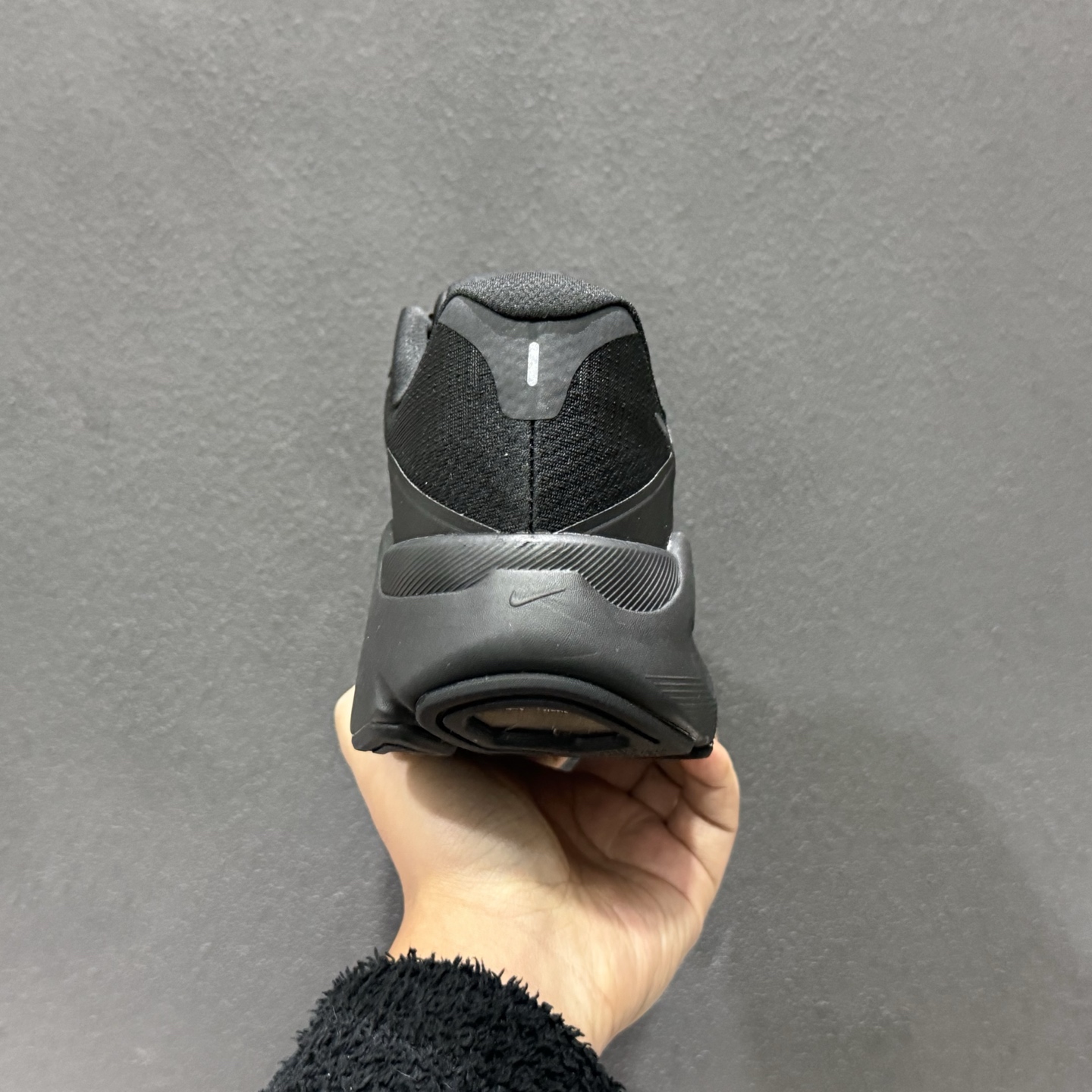 Nike Structure PLUS 轻量跑鞋鞋面采用透气工程网眼材质制作 HQ3048-102 Nike Structure PLUS 轻量跑鞋鞋面采用透气工程网眼材质制作 HQ3048-102