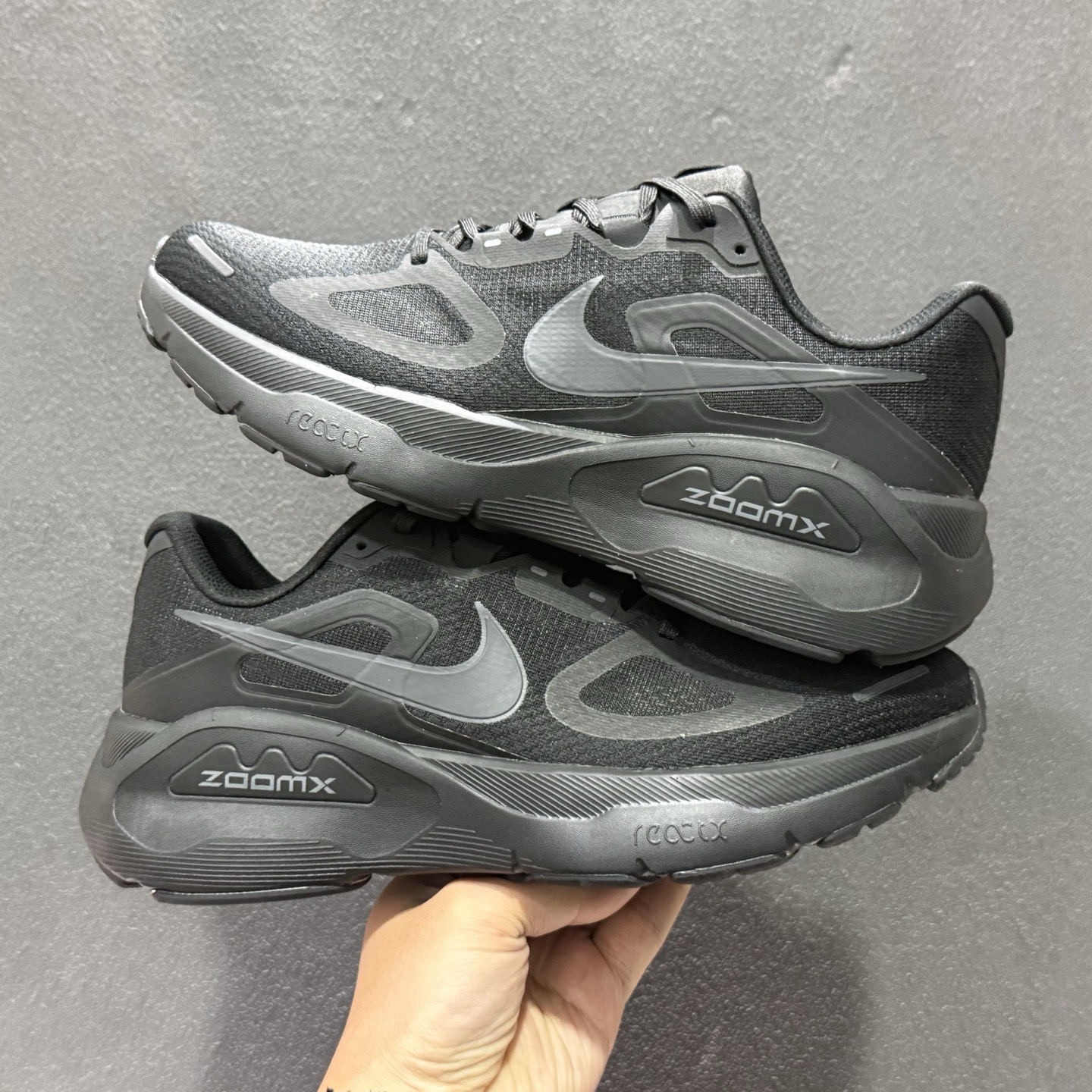 Nike Structure PLUS 轻量跑鞋鞋面采用透气工程网眼材质制作 HQ3048-102 Nike Structure PLUS 轻量跑鞋鞋面采用透气工程网眼材质制作 HQ3048-102