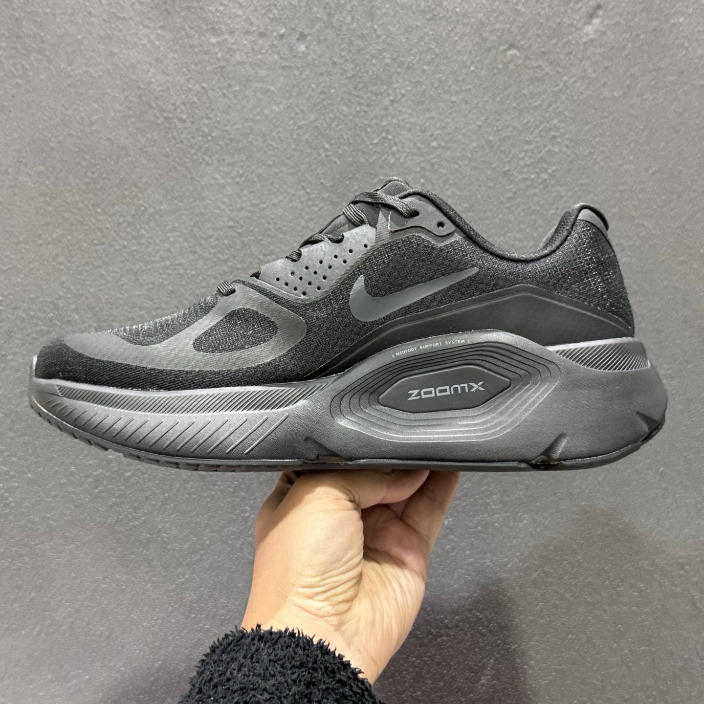 Nike Structure PLUS 轻量跑鞋鞋面采用透气工程网眼材质制作 HQ3048-102 Nike Structure PLUS 轻量跑鞋鞋面采用透气工程网眼材质制作 HQ3048-102