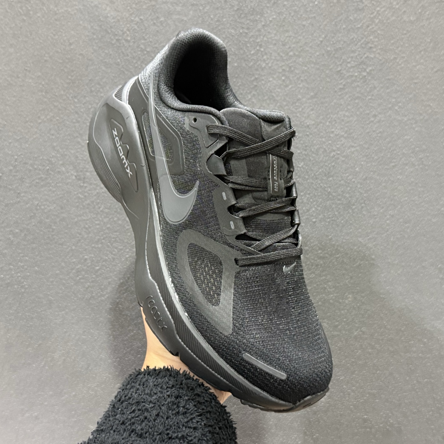 Nike Structure PLUS 轻量跑鞋鞋面采用透气工程网眼材质制作 HQ3048-102 Nike Structure PLUS 轻量跑鞋鞋面采用透气工程网眼材质制作 HQ3048-102