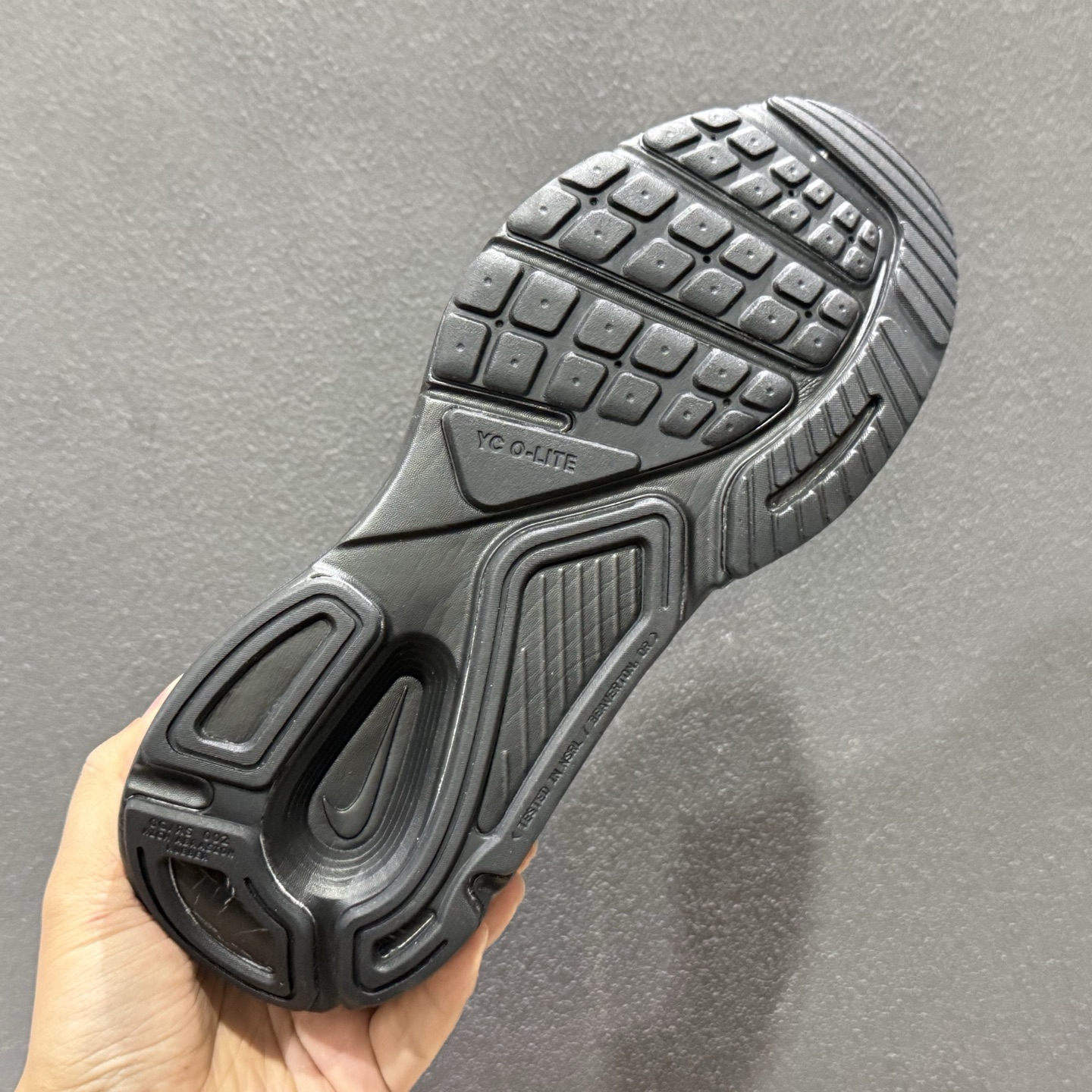 Nike Structure PLUS 轻量跑鞋鞋面采用透气工程网眼材质制作 HQ3048-102 Nike Structure PLUS 轻量跑鞋鞋面采用透气工程网眼材质制作 HQ3048-102