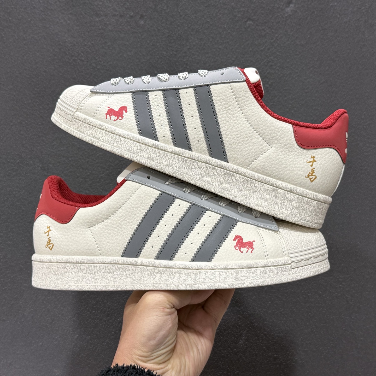Adidas Gazelle INdoor 马年定制 贝壳头 三叶草休闲防滑耐磨低帮板鞋 SD6826-331-Top High Quatity Cheap Sneakers Fashion Clothing Clothes Bags handbags Shoes of all Brand wholesale With The best Quality And Beautiful Price from China Factory Chinese suppliers wholesaler seller Adidas Gazelle INdoor 马年定制 贝壳头 三叶草休闲防滑耐磨低帮板鞋 SD6826-331
