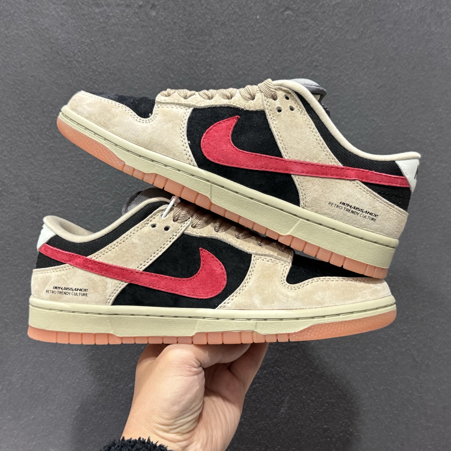 Nike SB Dunk Low 卡其黑红勾 低帮休闲板鞋 HJ0367-200-Top High Quatity Cheap Sneakers Fashion Clothing Clothes Bags handbags Shoes of all Brand wholesale With The best Quality And Beautiful Price from China Factory Chinese suppliers wholesaler seller Nike SB Dunk Low 卡其黑红勾 低帮休闲板鞋 HJ0367-200