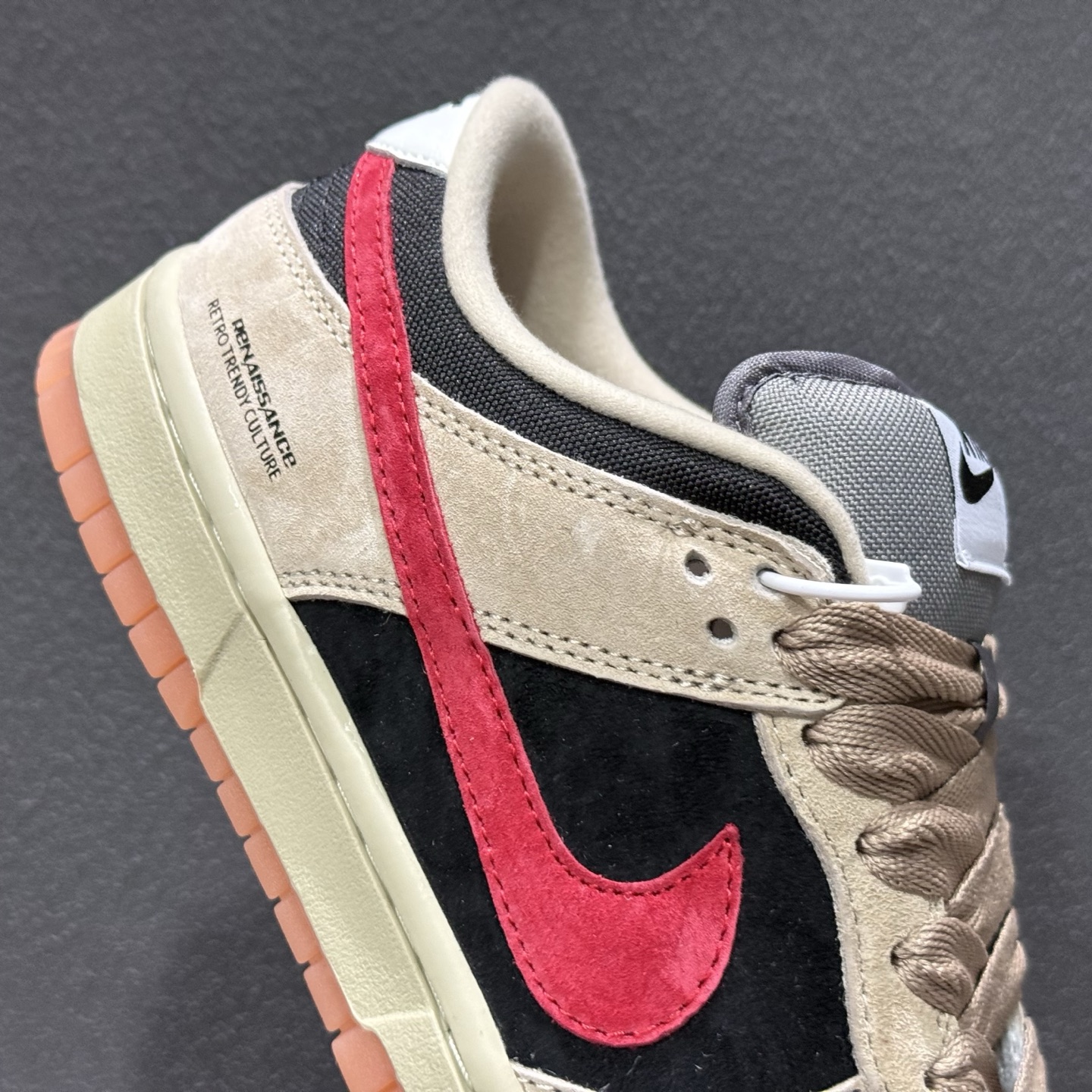 Nike SB Dunk Low 卡其黑红勾 低帮休闲板鞋 HJ0367-200-Top High Quatity Cheap Sneakers Fashion Clothing Clothes Bags handbags Shoes of all Brand wholesale With The best Quality And Beautiful Price from China Factory Chinese suppliers wholesaler seller Nike SB Dunk Low 卡其黑红勾 低帮休闲板鞋 HJ0367-200