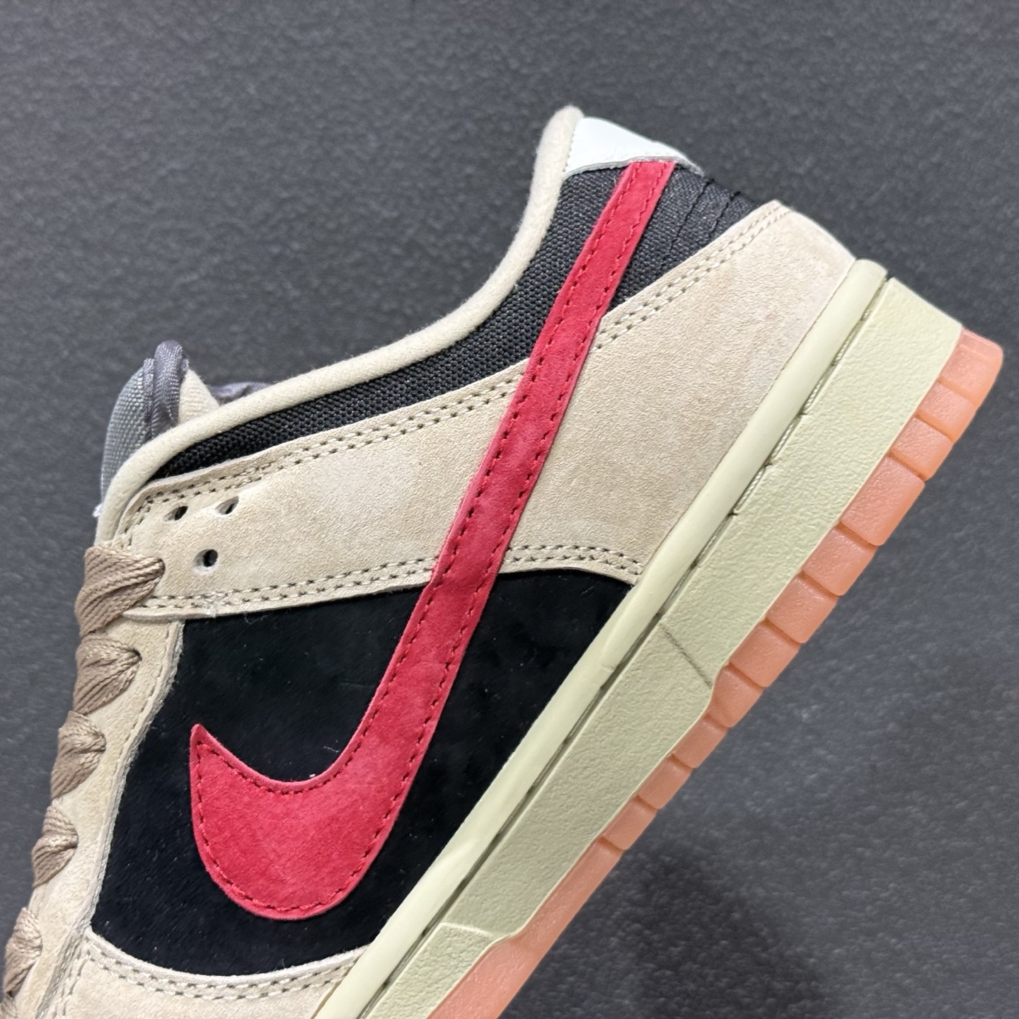 Nike SB Dunk Low 卡其黑红勾 低帮休闲板鞋 HJ0367-200-Top High Quatity Cheap Sneakers Fashion Clothing Clothes Bags handbags Shoes of all Brand wholesale With The best Quality And Beautiful Price from China Factory Chinese suppliers wholesaler seller Nike SB Dunk Low 卡其黑红勾 低帮休闲板鞋 HJ0367-200