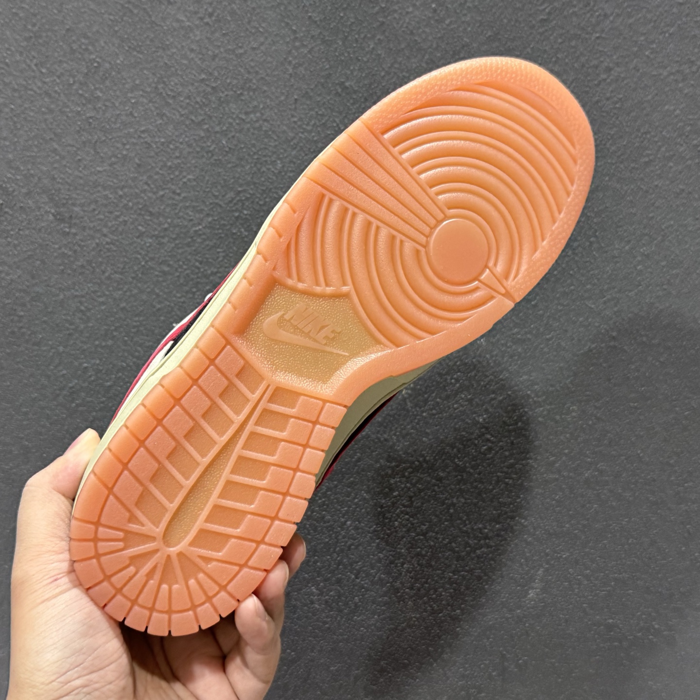 Nike SB Dunk Low 卡其黑红勾 低帮休闲板鞋 HJ0367-200-Top High Quatity Cheap Sneakers Fashion Clothing Clothes Bags handbags Shoes of all Brand wholesale With The best Quality And Beautiful Price from China Factory Chinese suppliers wholesaler seller Nike SB Dunk Low 卡其黑红勾 低帮休闲板鞋 HJ0367-200