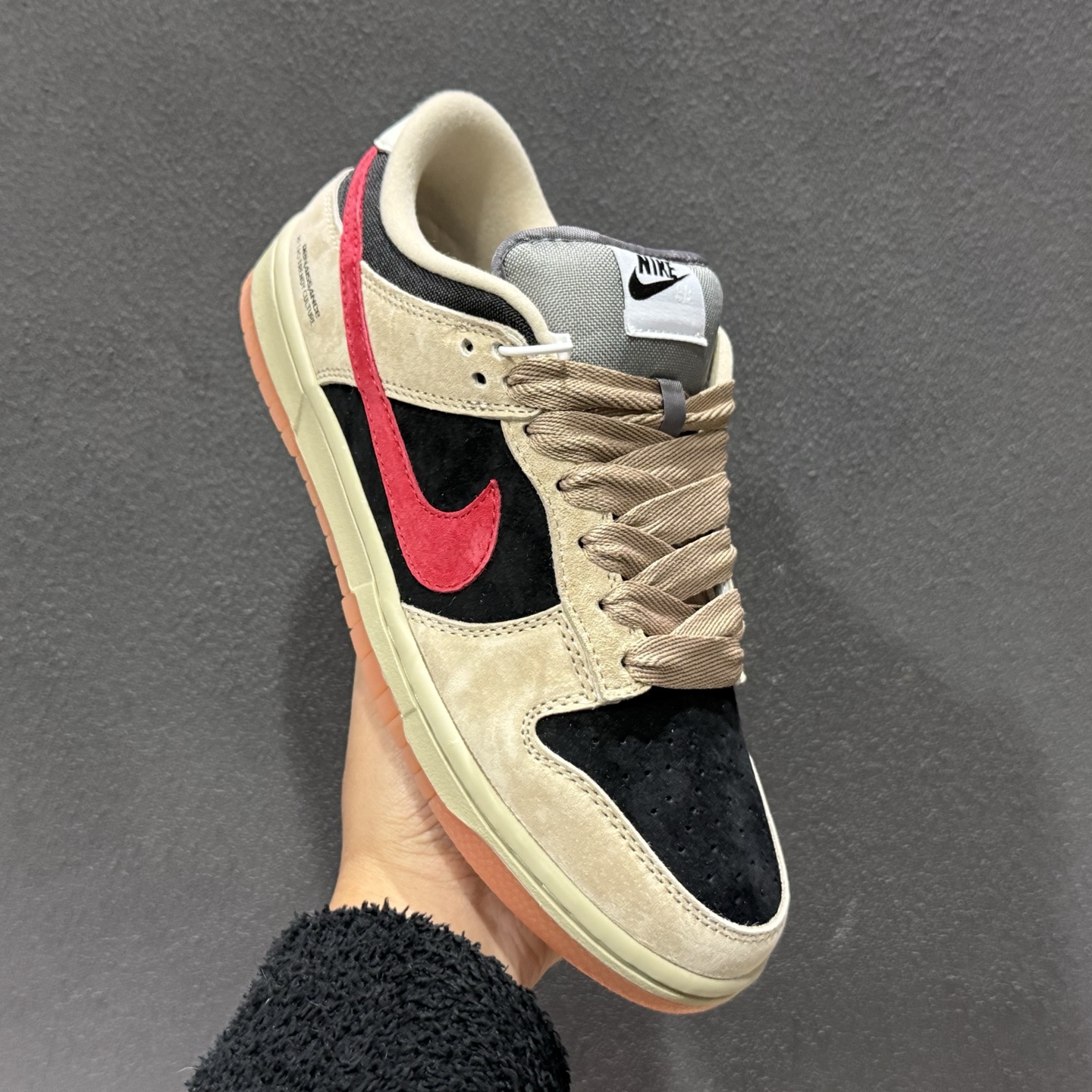 Nike SB Dunk Low 卡其黑红勾 低帮休闲板鞋 HJ0367-200-Top High Quatity Cheap Sneakers Fashion Clothing Clothes Bags handbags Shoes of all Brand wholesale With The best Quality And Beautiful Price from China Factory Chinese suppliers wholesaler seller Nike SB Dunk Low 卡其黑红勾 低帮休闲板鞋 HJ0367-200