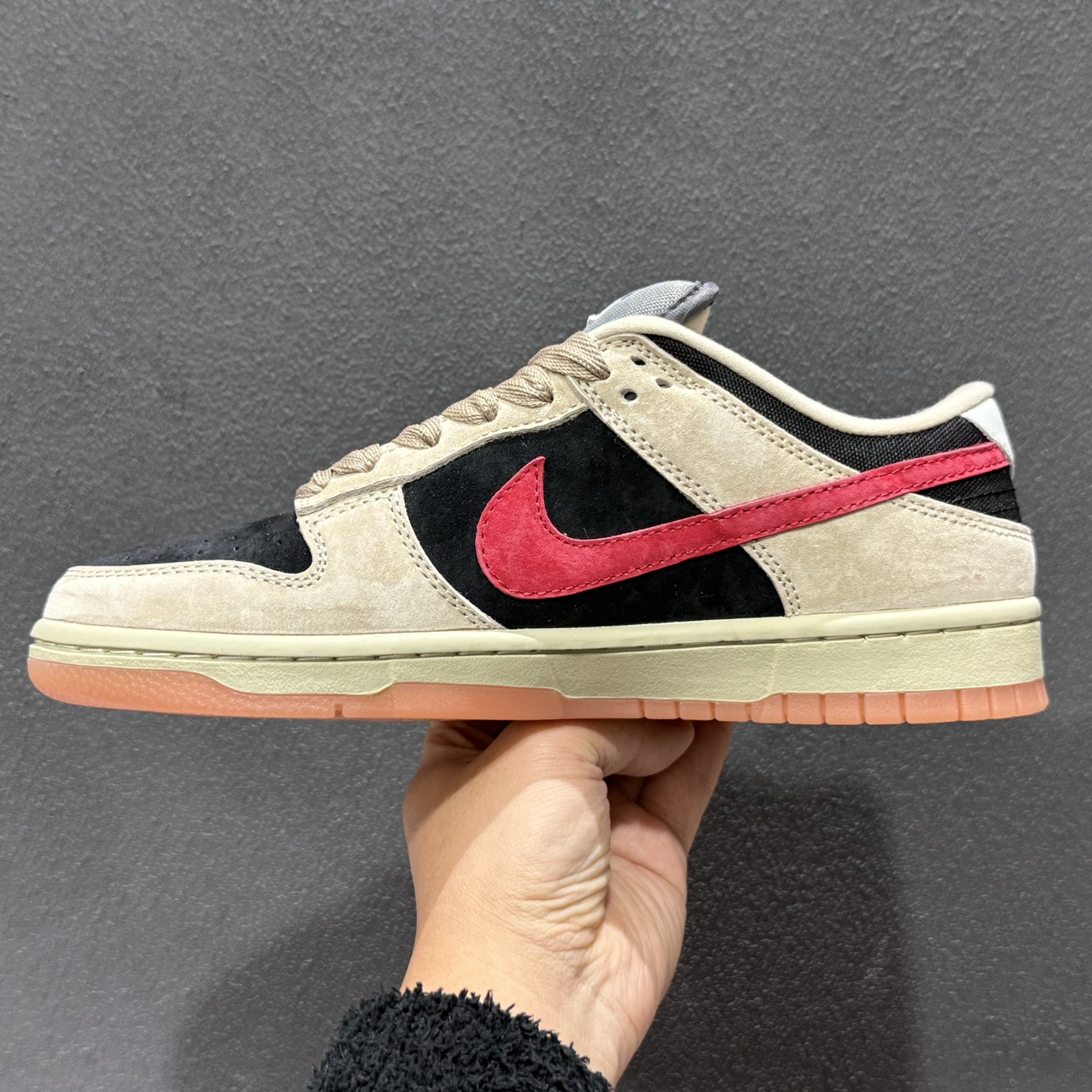 Nike SB Dunk Low 卡其黑红勾 低帮休闲板鞋 HJ0367-200-Top High Quatity Cheap Sneakers Fashion Clothing Clothes Bags handbags Shoes of all Brand wholesale With The best Quality And Beautiful Price from China Factory Chinese suppliers wholesaler seller Nike SB Dunk Low 卡其黑红勾 低帮休闲板鞋 HJ0367-200