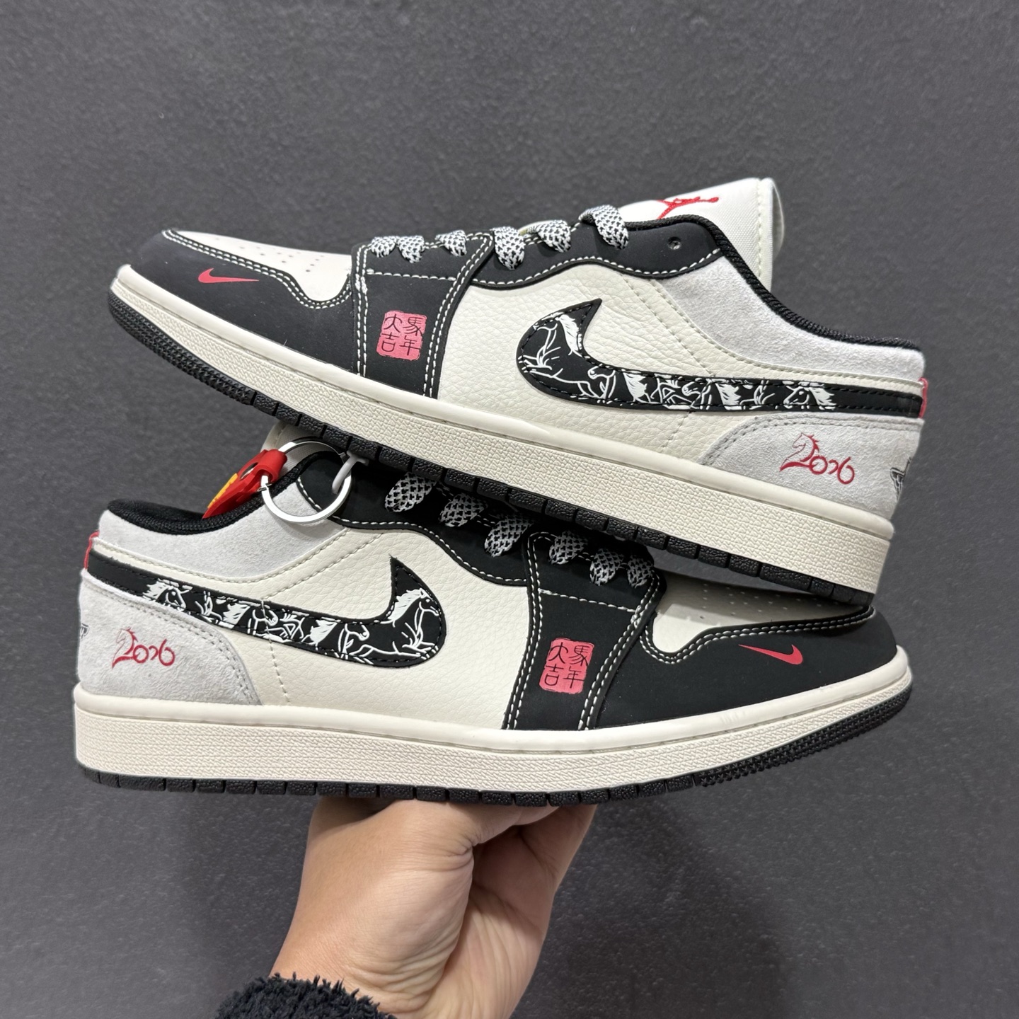 Air Jordan 1 Low AJ1 乔1 2026 马年限定 高端定制 低帮复古篮球鞋 LX1988-826-Top High Quatity Cheap Sneakers Fashion Clothing Clothes Bags handbags Shoes of all Brand wholesale With The best Quality And Beautiful Price from China Factory Chinese suppliers wholesaler seller Air Jordan 1 Low AJ1 乔1 2026 马年限定 高端定制 低帮复古篮球鞋 LX1988-826