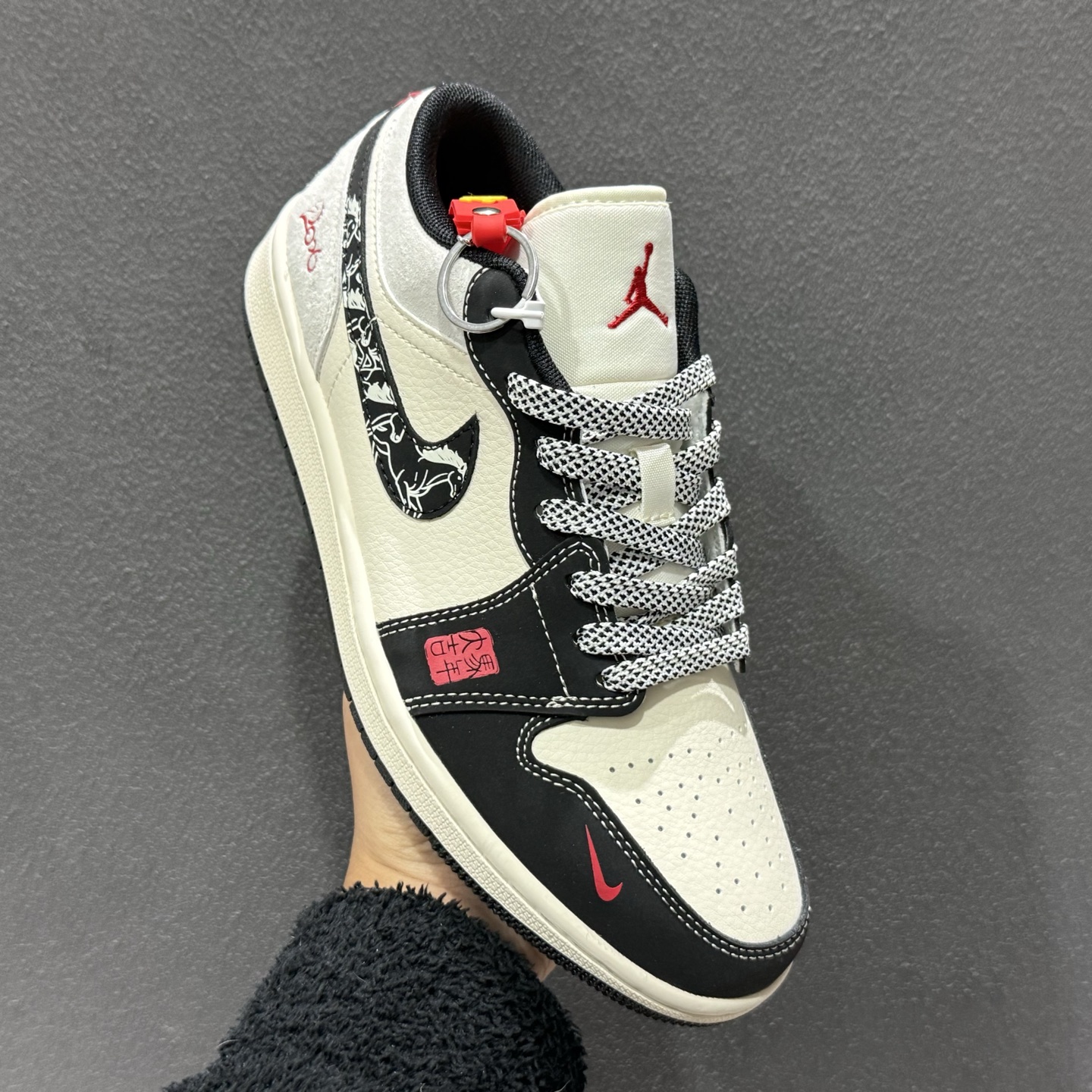 Air Jordan 1 Low AJ1 乔1 2026 马年限定 高端定制 低帮复古篮球鞋 LX1988-826-Top High Quatity Cheap Sneakers Fashion Clothing Clothes Bags handbags Shoes of all Brand wholesale With The best Quality And Beautiful Price from China Factory Chinese suppliers wholesaler seller Air Jordan 1 Low AJ1 乔1 2026 马年限定 高端定制 低帮复古篮球鞋 LX1988-826