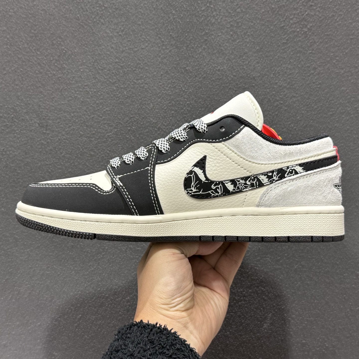 Air Jordan 1 Low AJ1 乔1 2026 马年限定 高端定制 低帮复古篮球鞋 LX1988-826-Top High Quatity Cheap Sneakers Fashion Clothing Clothes Bags handbags Shoes of all Brand wholesale With The best Quality And Beautiful Price from China Factory Chinese suppliers wholesaler seller Air Jordan 1 Low AJ1 乔1 2026 马年限定 高端定制 低帮复古篮球鞋 LX1988-826