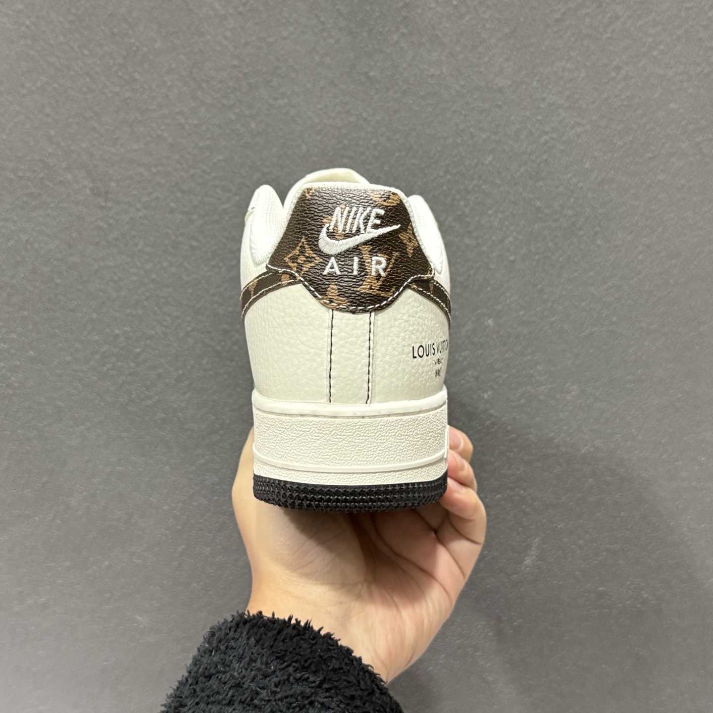 Nike Air Force 1 Low x Louis Vuitton 联名定制款 以经典纯白 Air Force 1 Low 为基底 KG6699-F27-Top High Quatity Cheap Sneakers Fashion Clothing Clothes Bags handbags Shoes of all Brand wholesale With The best Quality And Beautiful Price from China Factory Chinese suppliers wholesaler seller Nike Air Force 1 Low x Louis Vuitton 联名定制款 以经典纯白 Air Force 1 Low 为基底 KG6699-F27