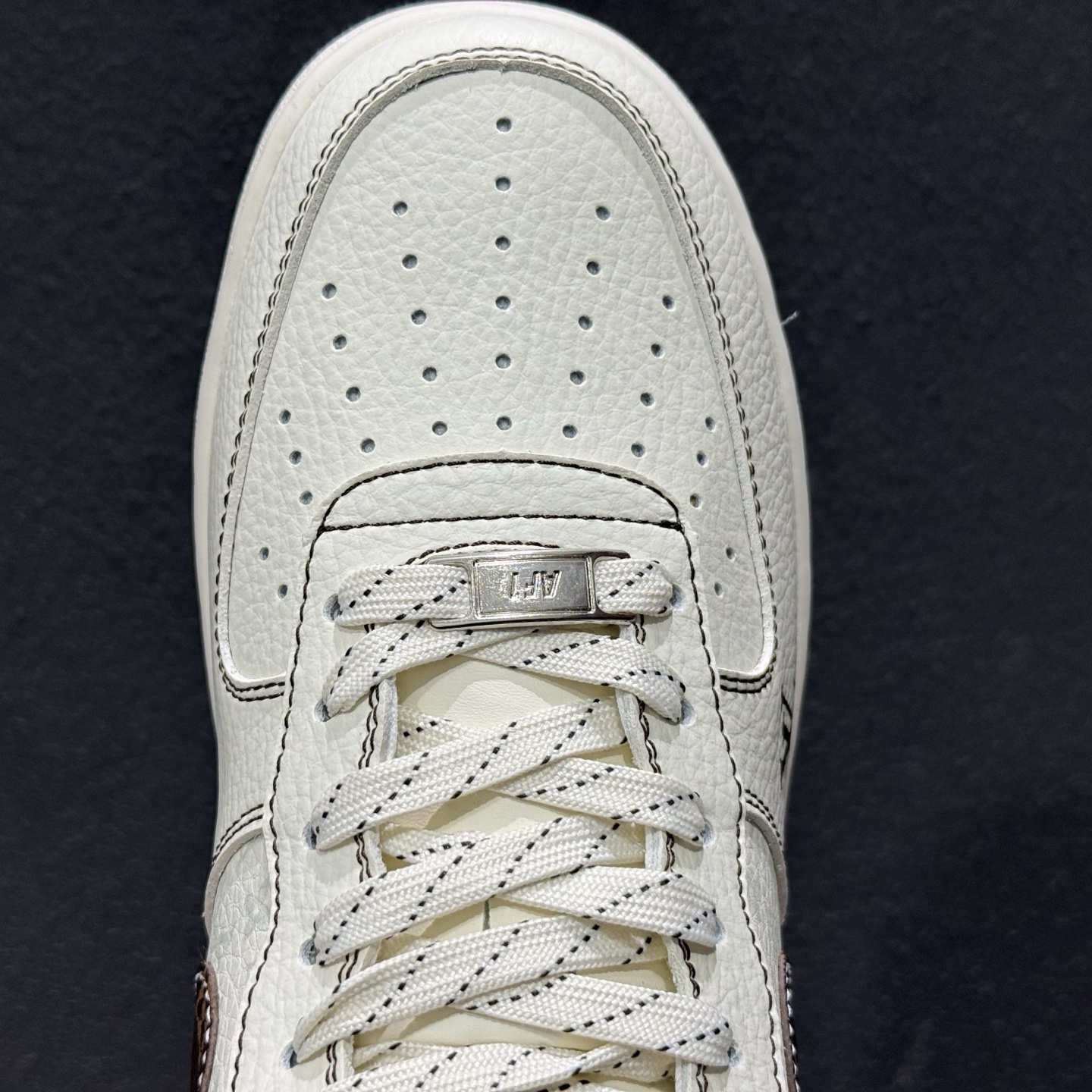 Nike Air Force 1 Low x Louis Vuitton 联名定制款 以经典纯白 Air Force 1 Low 为基底 KG6699-F27-Top High Quatity Cheap Sneakers Fashion Clothing Clothes Bags handbags Shoes of all Brand wholesale With The best Quality And Beautiful Price from China Factory Chinese suppliers wholesaler seller Nike Air Force 1 Low x Louis Vuitton 联名定制款 以经典纯白 Air Force 1 Low 为基底 KG6699-F27