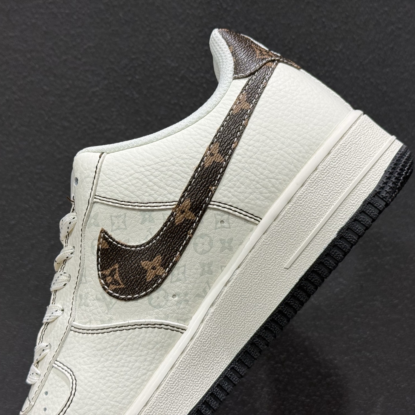 Nike Air Force 1 Low x Louis Vuitton 联名定制款 以经典纯白 Air Force 1 Low 为基底 KG6699-F27-Top High Quatity Cheap Sneakers Fashion Clothing Clothes Bags handbags Shoes of all Brand wholesale With The best Quality And Beautiful Price from China Factory Chinese suppliers wholesaler seller Nike Air Force 1 Low x Louis Vuitton 联名定制款 以经典纯白 Air Force 1 Low 为基底 KG6699-F27
