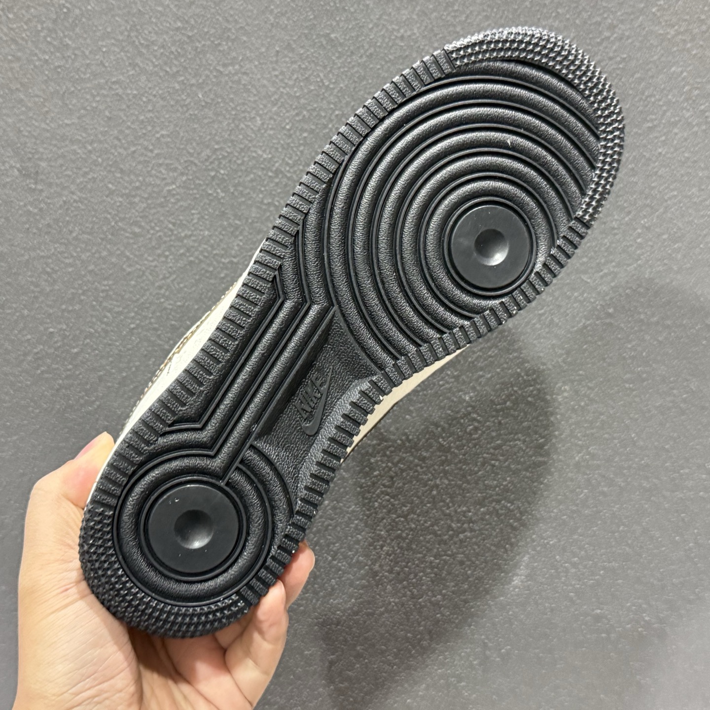 Nike Air Force 1 Low x Louis Vuitton 联名定制款 以经典纯白 Air Force 1 Low 为基底 KG6699-F27-Top High Quatity Cheap Sneakers Fashion Clothing Clothes Bags handbags Shoes of all Brand wholesale With The best Quality And Beautiful Price from China Factory Chinese suppliers wholesaler seller Nike Air Force 1 Low x Louis Vuitton 联名定制款 以经典纯白 Air Force 1 Low 为基底 KG6699-F27