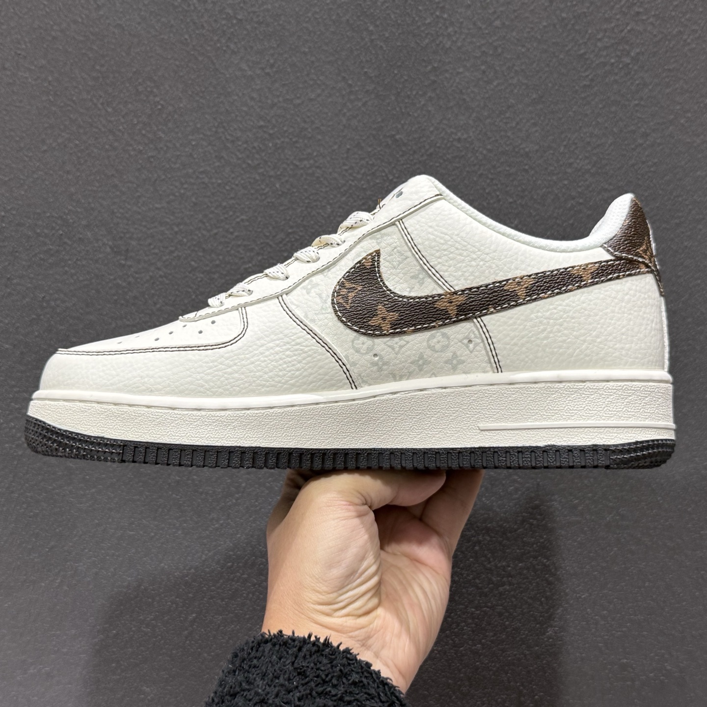 Nike Air Force 1 Low x Louis Vuitton 联名定制款 以经典纯白 Air Force 1 Low 为基底 KG6699-F27-Top High Quatity Cheap Sneakers Fashion Clothing Clothes Bags handbags Shoes of all Brand wholesale With The best Quality And Beautiful Price from China Factory Chinese suppliers wholesaler seller Nike Air Force 1 Low x Louis Vuitton 联名定制款 以经典纯白 Air Force 1 Low 为基底 KG6699-F27