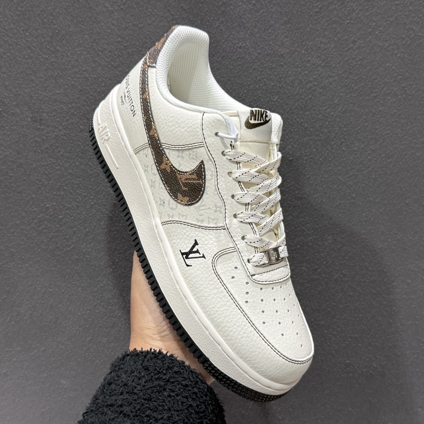 Nike Air Force 1 Low x Louis Vuitton 联名定制款 以经典纯白 Air Force 1 Low 为基底 KG6699-F27-Top High Quatity Cheap Sneakers Fashion Clothing Clothes Bags handbags Shoes of all Brand wholesale With The best Quality And Beautiful Price from China Factory Chinese suppliers wholesaler seller Nike Air Force 1 Low x Louis Vuitton 联名定制款 以经典纯白 Air Force 1 Low 为基底 KG6699-F27