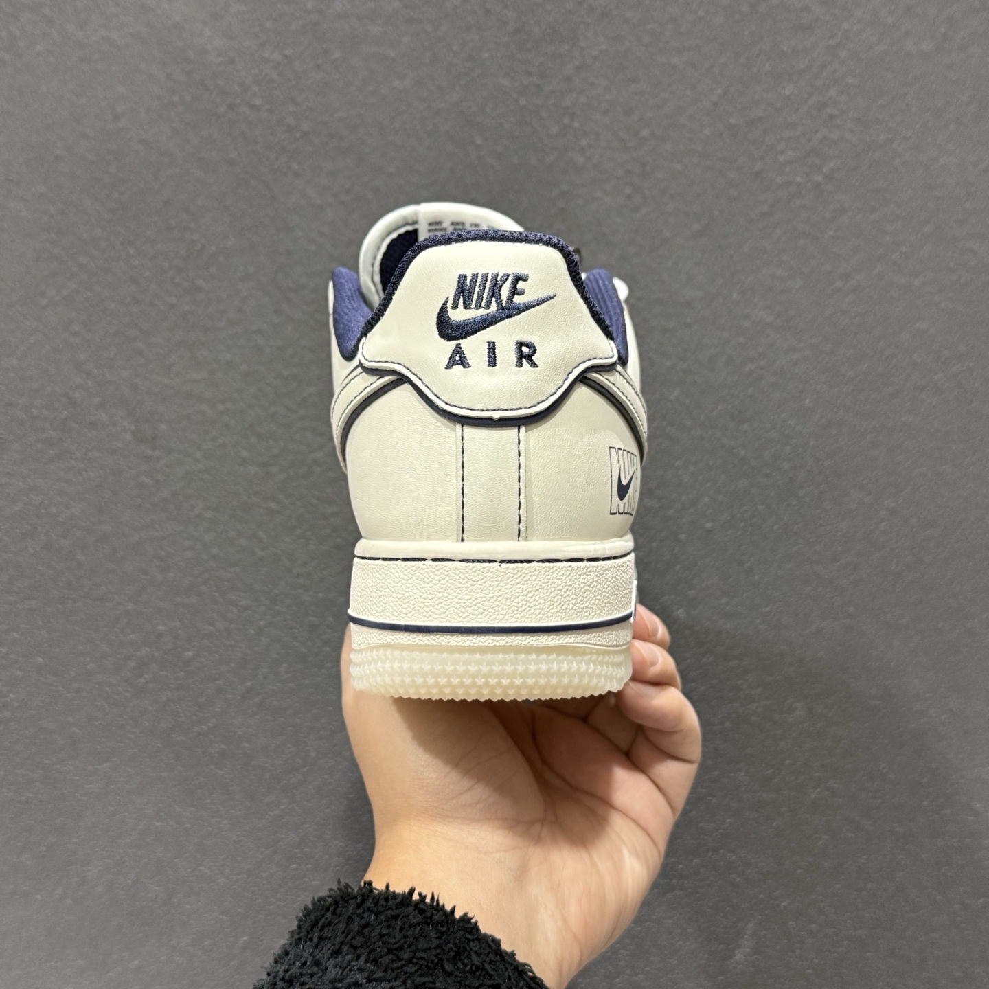 兔八哥 质感拉满 NIKE AIR FORCE 1 深蓝 细腻皮革打造米白鞋身 SM6668-131-Top High Quatity Cheap Sneakers Fashion Clothing Clothes Bags handbags Shoes of all Brand wholesale With The best Quality And Beautiful Price from China Factory Chinese suppliers wholesaler seller 兔八哥 质感拉满 NIKE AIR FORCE 1 深蓝 细腻皮革打造米白鞋身 SM6668-131