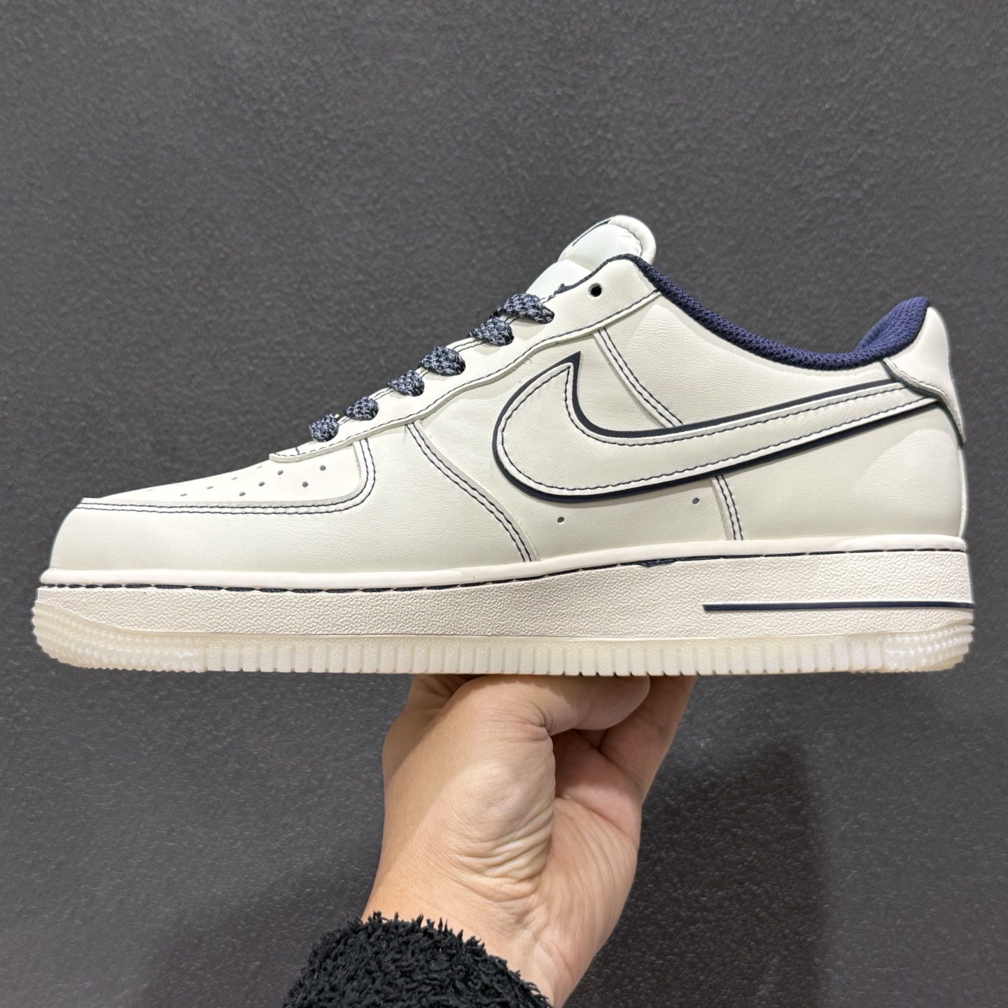 兔八哥 质感拉满 NIKE AIR FORCE 1 深蓝 细腻皮革打造米白鞋身 SM6668-131-Top High Quatity Cheap Sneakers Fashion Clothing Clothes Bags handbags Shoes of all Brand wholesale With The best Quality And Beautiful Price from China Factory Chinese suppliers wholesaler seller 兔八哥 质感拉满 NIKE AIR FORCE 1 深蓝 细腻皮革打造米白鞋身 SM6668-131
