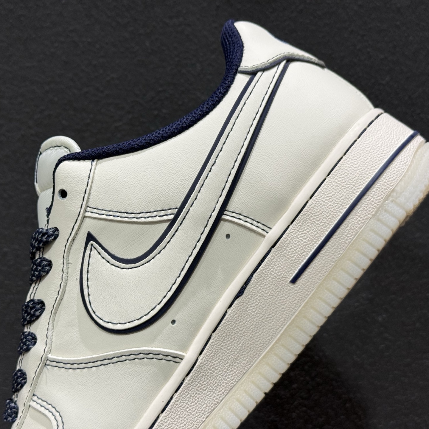 兔八哥 质感拉满 NIKE AIR FORCE 1 深蓝 细腻皮革打造米白鞋身 SM6668-131-Top High Quatity Cheap Sneakers Fashion Clothing Clothes Bags handbags Shoes of all Brand wholesale With The best Quality And Beautiful Price from China Factory Chinese suppliers wholesaler seller 兔八哥 质感拉满 NIKE AIR FORCE 1 深蓝 细腻皮革打造米白鞋身 SM6668-131