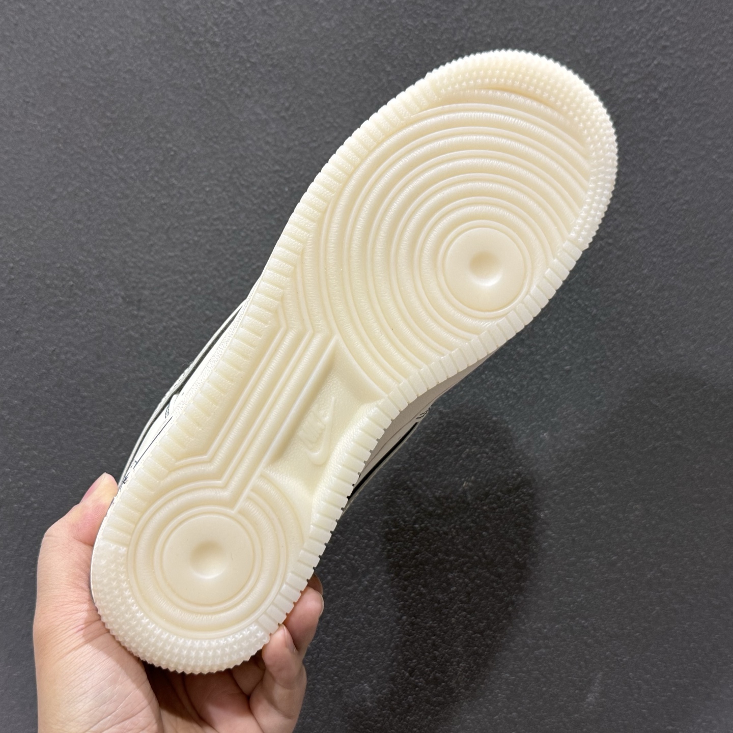 兔八哥 质感拉满 NIKE AIR FORCE 1 深蓝 细腻皮革打造米白鞋身 SM6668-131-Top High Quatity Cheap Sneakers Fashion Clothing Clothes Bags handbags Shoes of all Brand wholesale With The best Quality And Beautiful Price from China Factory Chinese suppliers wholesaler seller 兔八哥 质感拉满 NIKE AIR FORCE 1 深蓝 细腻皮革打造米白鞋身 SM6668-131