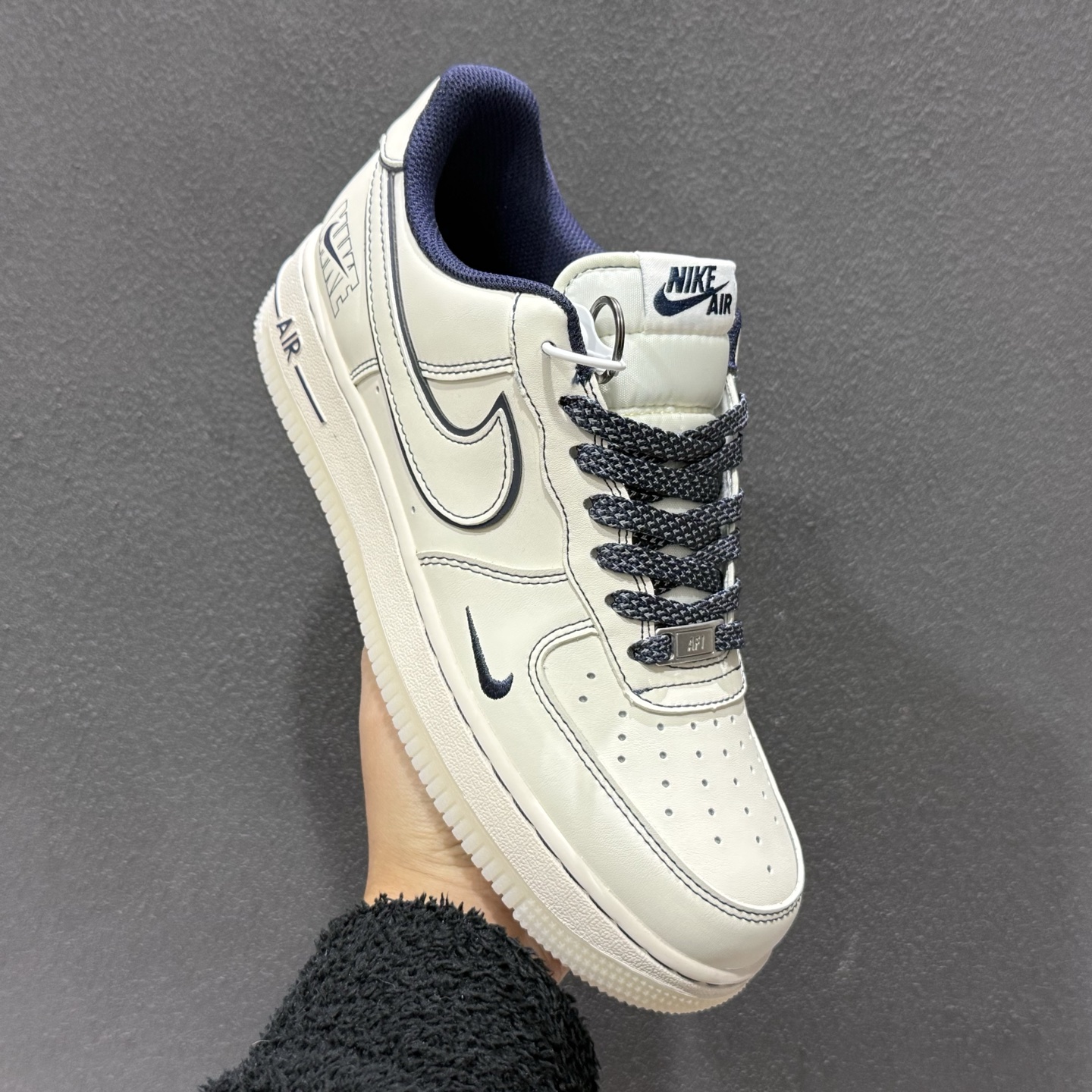 兔八哥 质感拉满 NIKE AIR FORCE 1 深蓝 细腻皮革打造米白鞋身 SM6668-131-Top High Quatity Cheap Sneakers Fashion Clothing Clothes Bags handbags Shoes of all Brand wholesale With The best Quality And Beautiful Price from China Factory Chinese suppliers wholesaler seller 兔八哥 质感拉满 NIKE AIR FORCE 1 深蓝 细腻皮革打造米白鞋身 SM6668-131