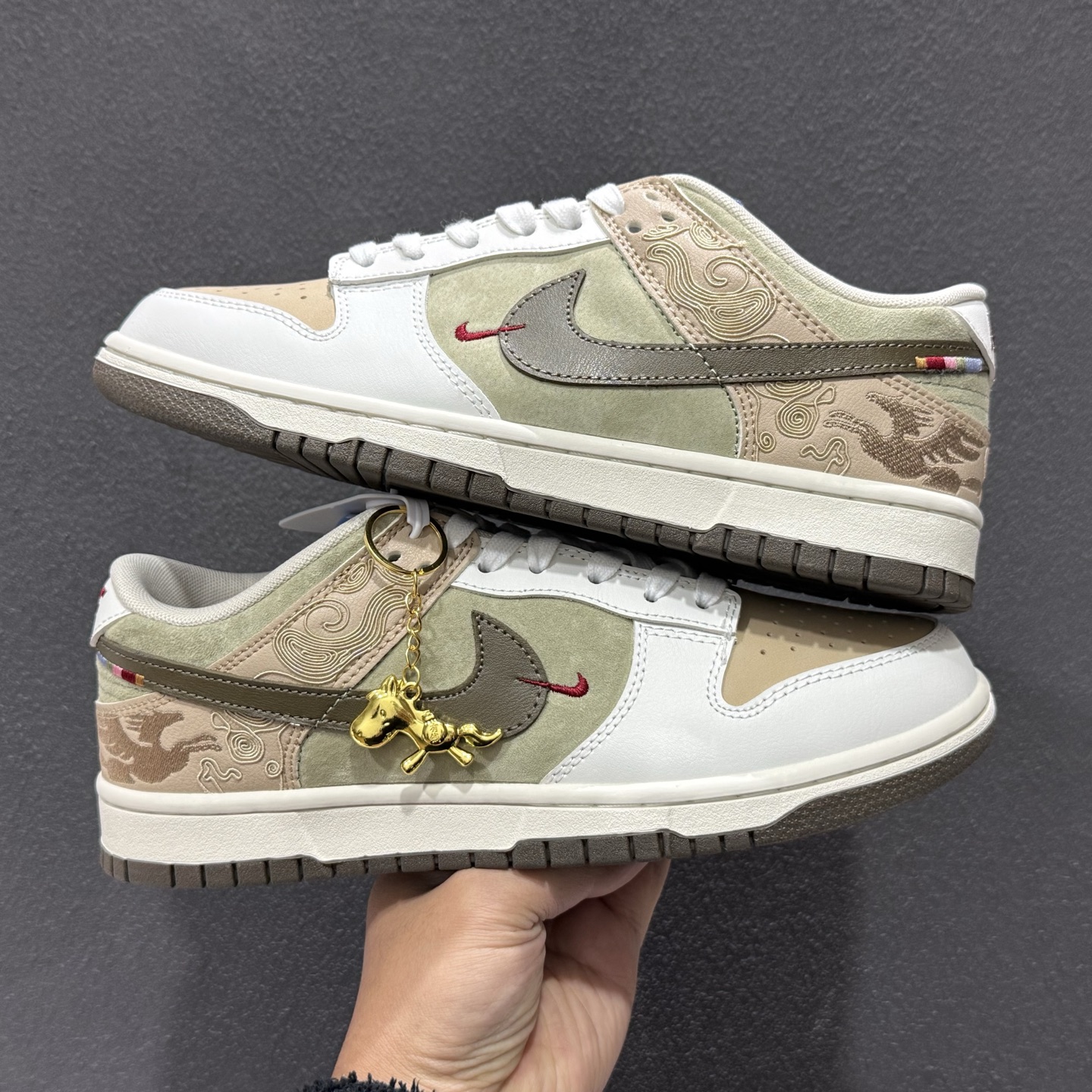 200 NK Dunk Low ”NYC” 新年限定 马年 低帮休闲板鞋 IQ1118-220-Chinese UA Cheap High Quatity Brand Clothes Bags handbags Sneakers wholesale wholesaler seller from China Factory suppliers Fashion Clothing Shoes best Quality Beautiful Price 200 NK Dunk Low ”NYC” 新年限定 马年 低帮休闲板鞋 IQ1118-220