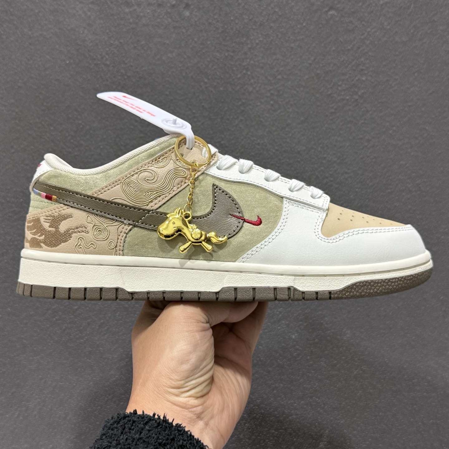 200 NK Dunk Low ”NYC” 新年限定 马年 低帮休闲板鞋 IQ1118-220-Chinese UA Cheap High Quatity Brand Clothes Bags handbags Sneakers wholesale wholesaler seller from China Factory suppliers Fashion Clothing Shoes best Quality Beautiful Price 200 NK Dunk Low ”NYC” 新年限定 马年 低帮休闲板鞋 IQ1118-220
