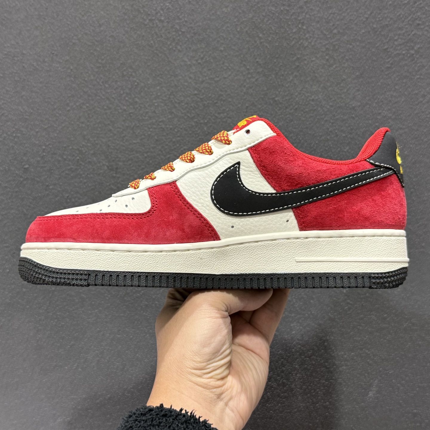 2026马年限定 Nike Air Force 1 空军一号 爆款高端定制 红金撞色火焰纹 国风祥云刺绣 MZ9588-837-Top High Quatity Cheap Sneakers Fashion Clothing Clothes Bags handbags Shoes of all Brand wholesale With The best Quality And Beautiful Price from China Factory Chinese suppliers wholesaler seller 2026马年限定 Nike Air Force 1 空军一号 爆款高端定制 红金撞色火焰纹 国风祥云刺绣 MZ9588-837