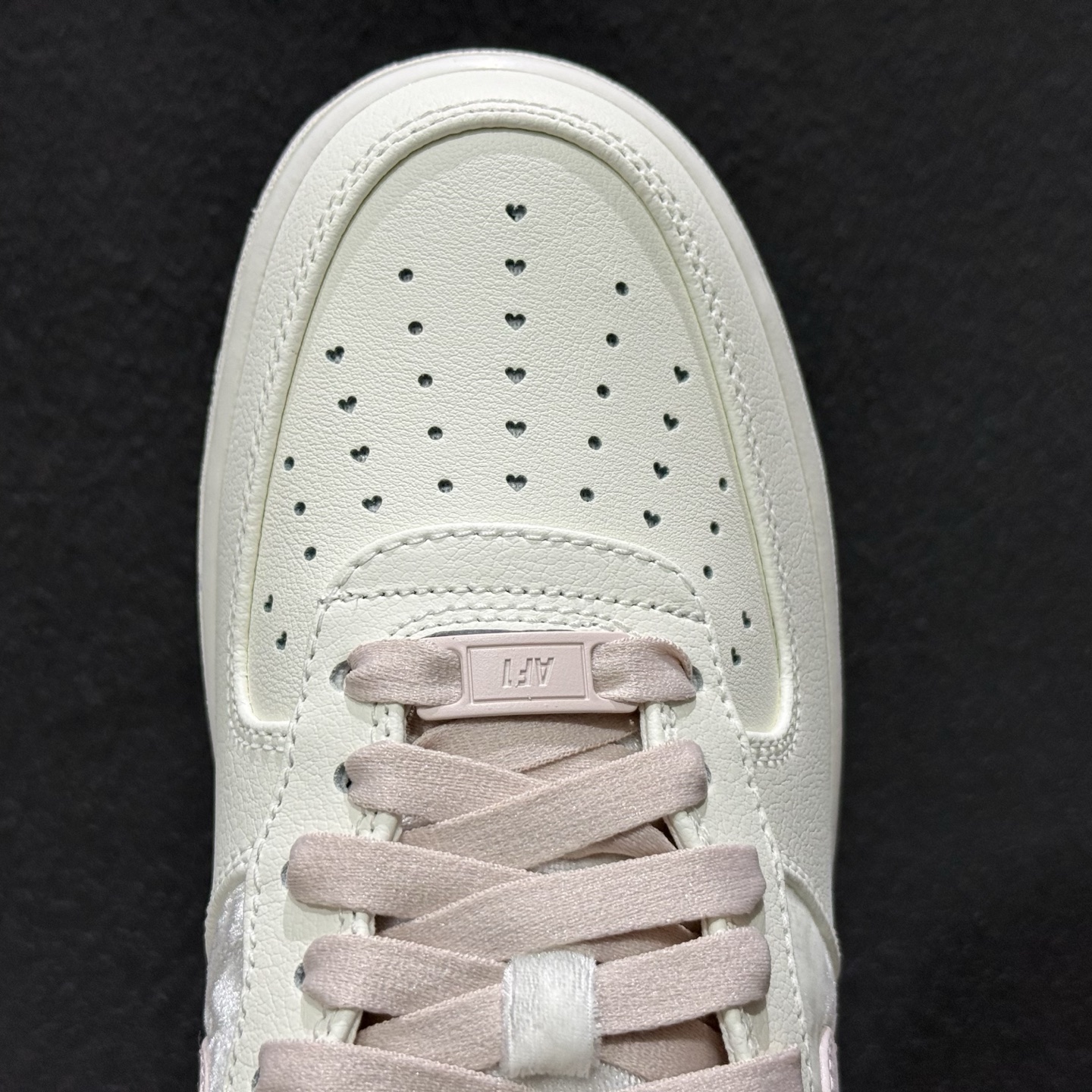 Nike Air Force 1'07 Low 情人节限定 空军一号低帮休闲板鞋 IQ4937-161 Nike Air Force 1'07 Low 情人节限定 空军一号低帮休闲板鞋 IQ4937-161