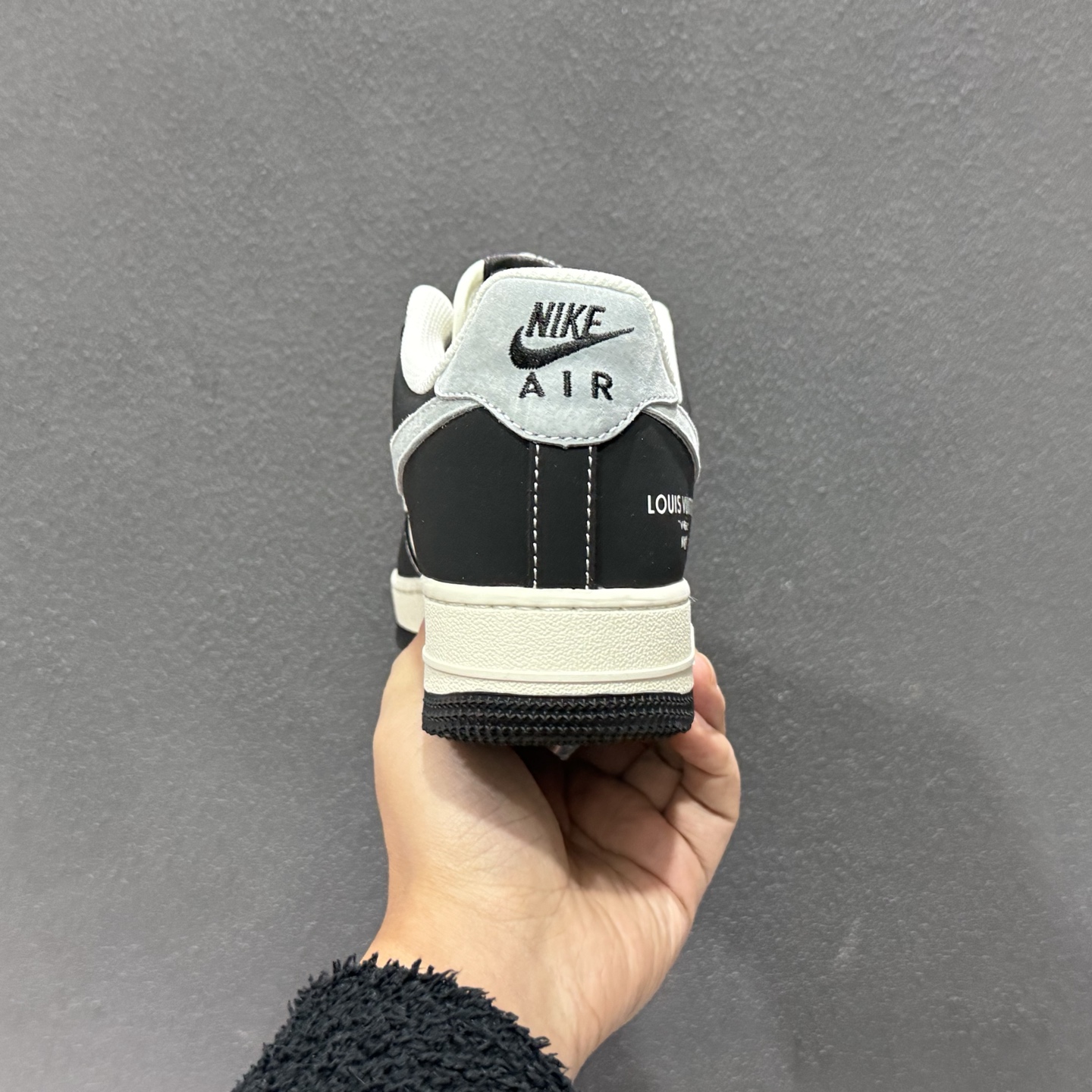 Nike Air Force 1 Low x Louis Vuitton 联名定制款 以经典纯白 Air Force 1 Low 为基底 KG6699-F29