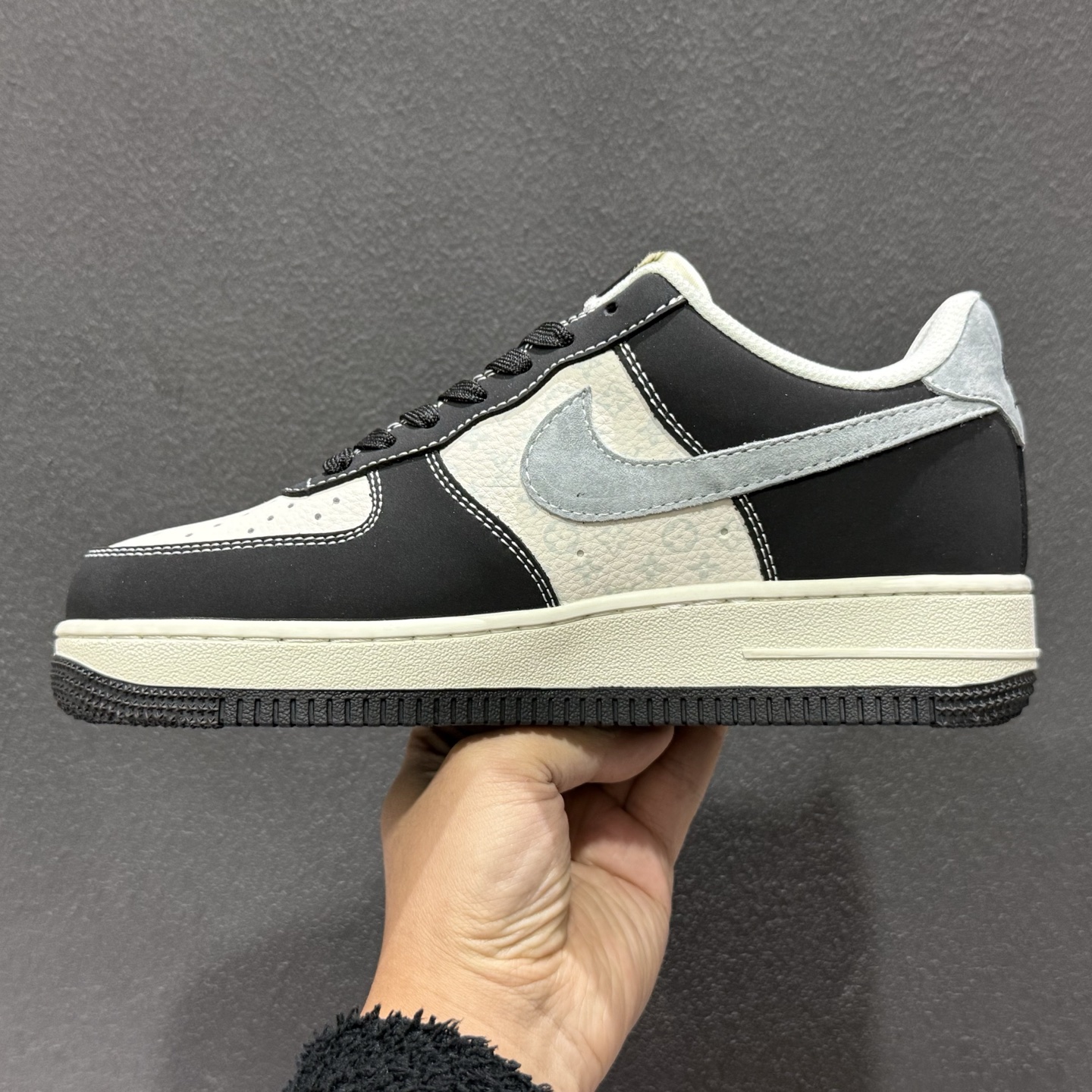 Nike Air Force 1 Low x Louis Vuitton 联名定制款 以经典纯白 Air Force 1 Low 为基底 KG6699-F29
