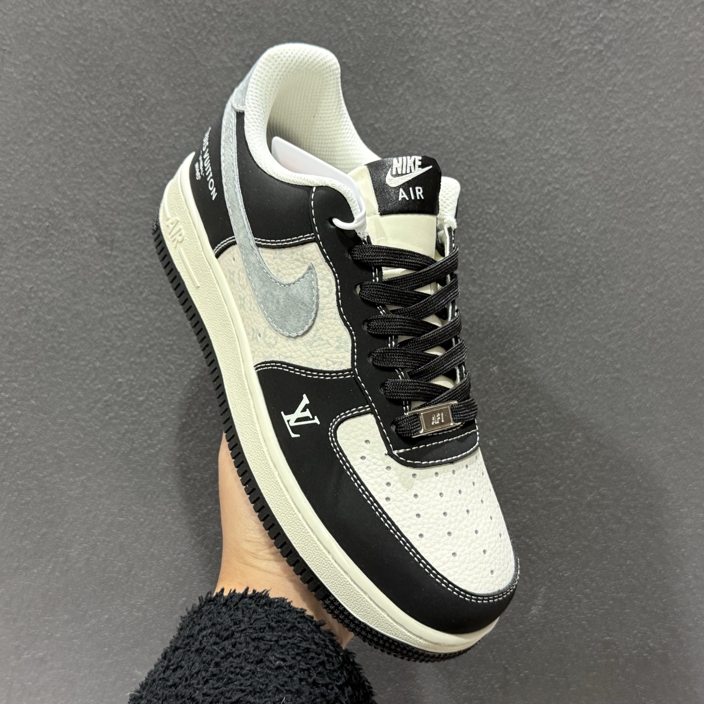 Nike Air Force 1 Low x Louis Vuitton 联名定制款 以经典纯白 Air Force 1 Low 为基底 KG6699-F29