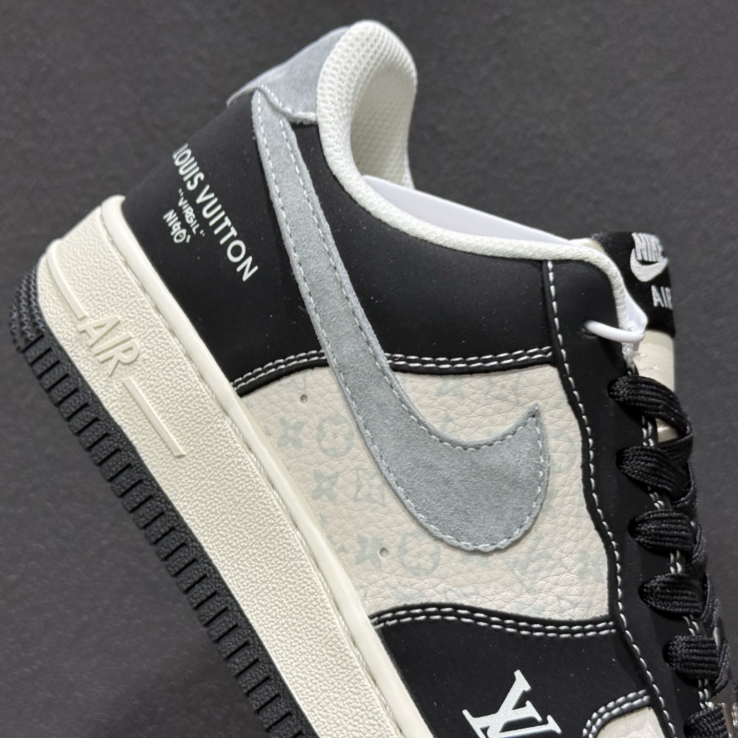 Nike Air Force 1 Low x Louis Vuitton 联名定制款 以经典纯白 Air Force 1 Low 为基底 KG6699-F29