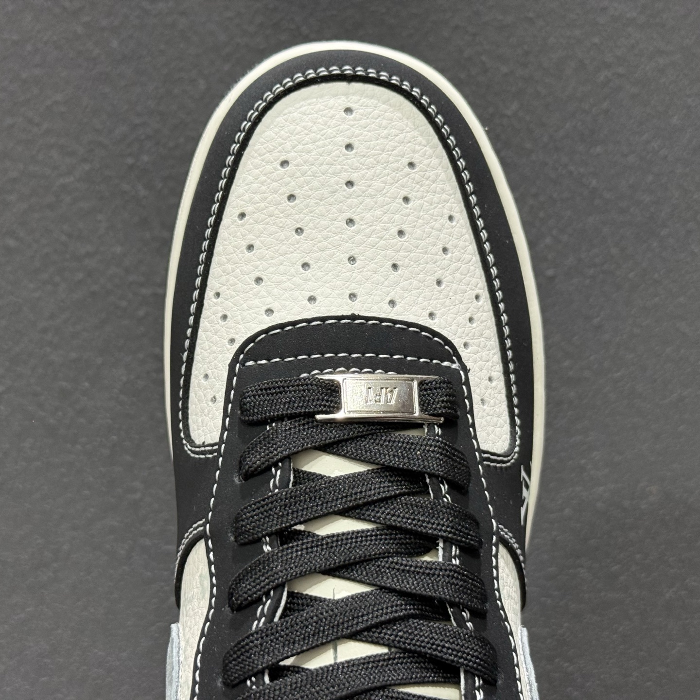 Nike Air Force 1 Low x Louis Vuitton 联名定制款 以经典纯白 Air Force 1 Low 为基底 KG6699-F29