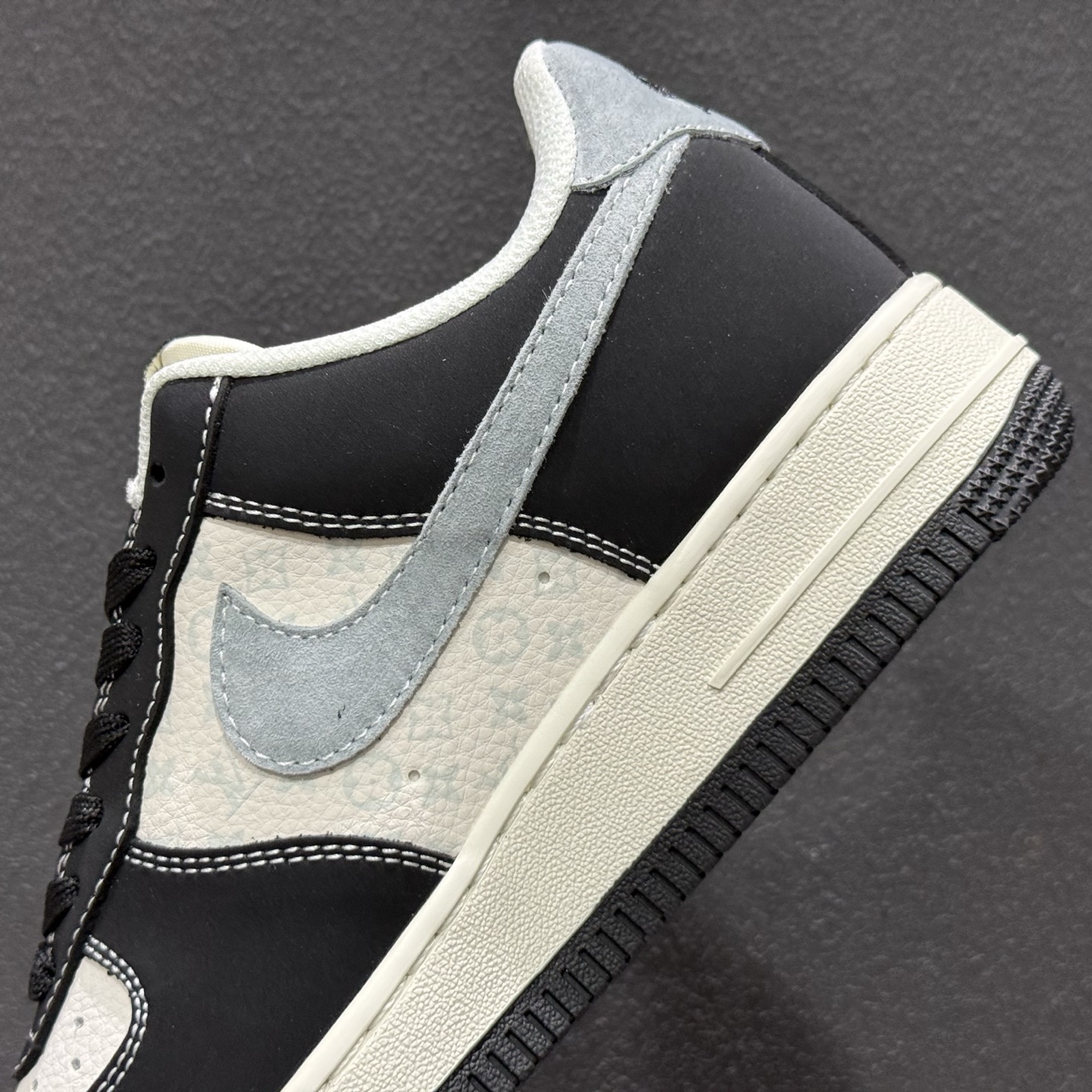 Nike Air Force 1 Low x Louis Vuitton 联名定制款 以经典纯白 Air Force 1 Low 为基底 KG6699-F29
