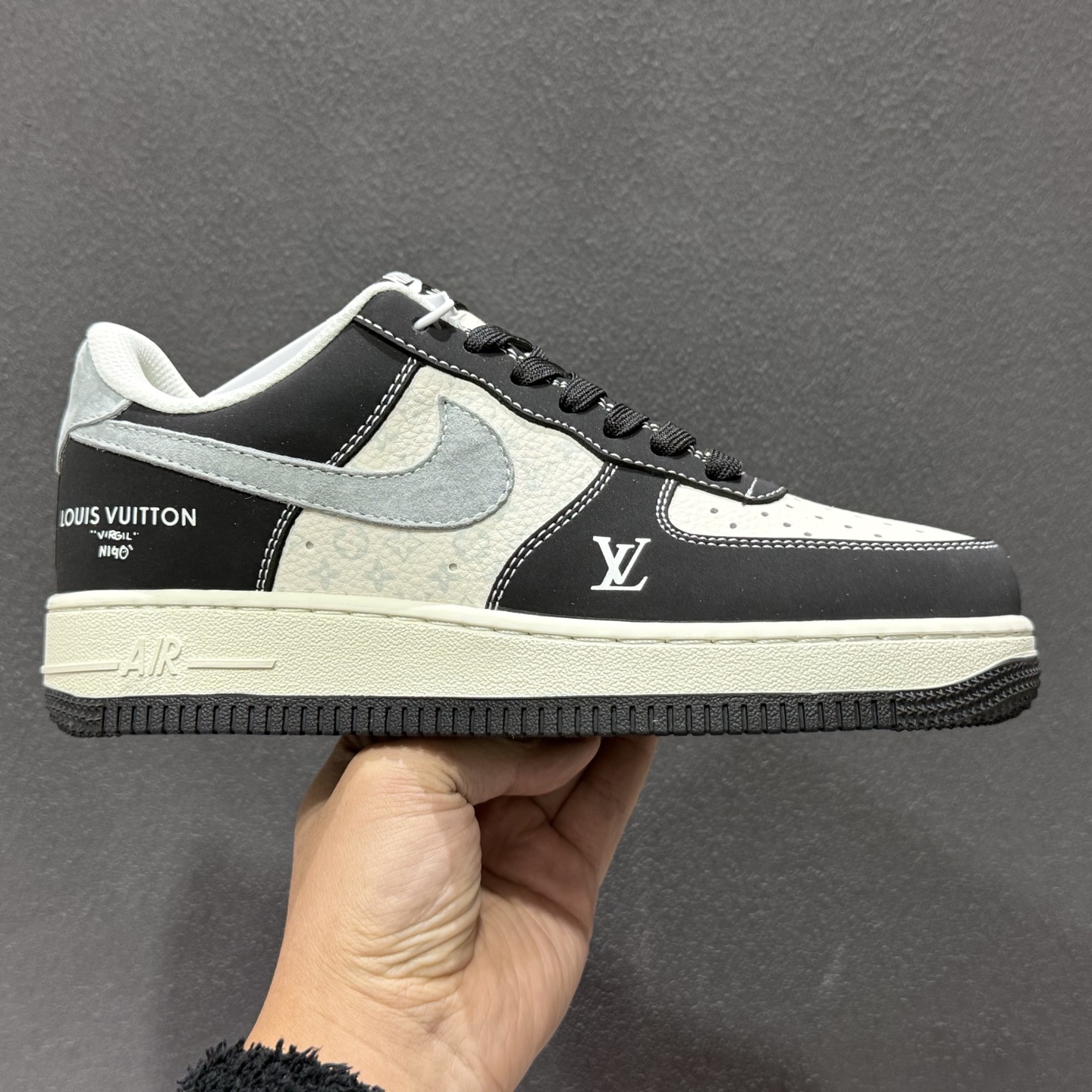 Nike Air Force 1 Low x Louis Vuitton 联名定制款 以经典纯白 Air Force 1 Low 为基底 KG6699-F29