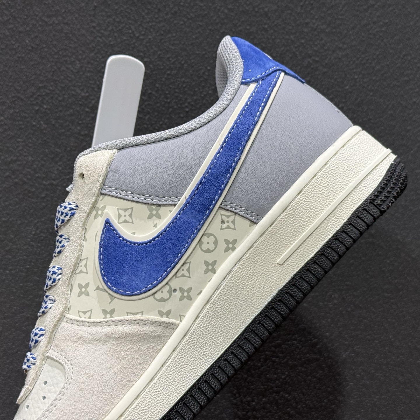 Nike Air Force 1 Low x Louis Vuitton 联名定制款 以经典纯白 Air Force 1 Low 为基底 鞋面融入浅灰色 KG6699-F09-Top High Quatity Cheap Sneakers Fashion Clothing Clothes Bags handbags Shoes of all Brand wholesale With The best Quality And Beautiful Price from China Factory Chinese suppliers wholesaler seller Nike Air Force 1 Low x Louis Vuitton 联名定制款 以经典纯白 Air Force 1 Low 为基底 鞋面融入浅灰色 KG6699-F09