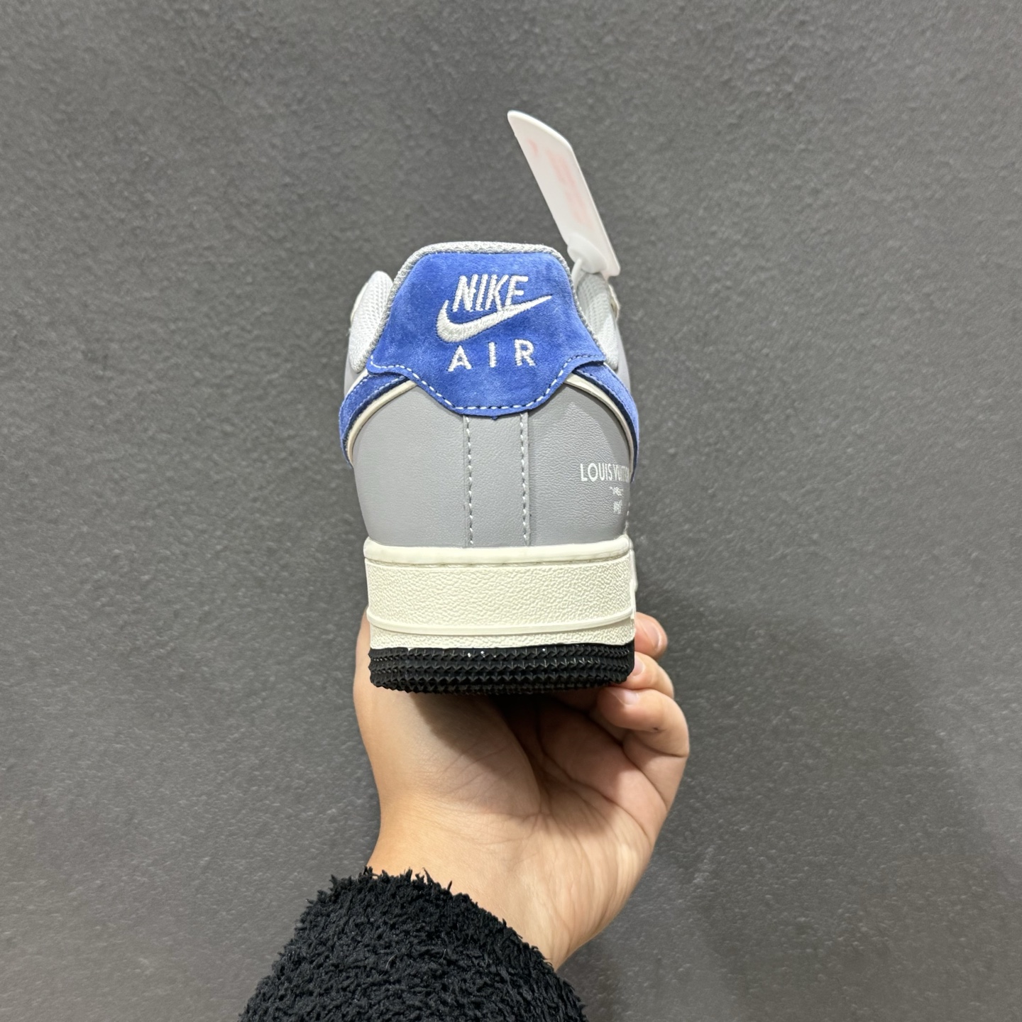 Nike Air Force 1 Low x Louis Vuitton 联名定制款 以经典纯白 Air Force 1 Low 为基底 鞋面融入浅灰色 KG6699-F09-Top High Quatity Cheap Sneakers Fashion Clothing Clothes Bags handbags Shoes of all Brand wholesale With The best Quality And Beautiful Price from China Factory Chinese suppliers wholesaler seller Nike Air Force 1 Low x Louis Vuitton 联名定制款 以经典纯白 Air Force 1 Low 为基底 鞋面融入浅灰色 KG6699-F09