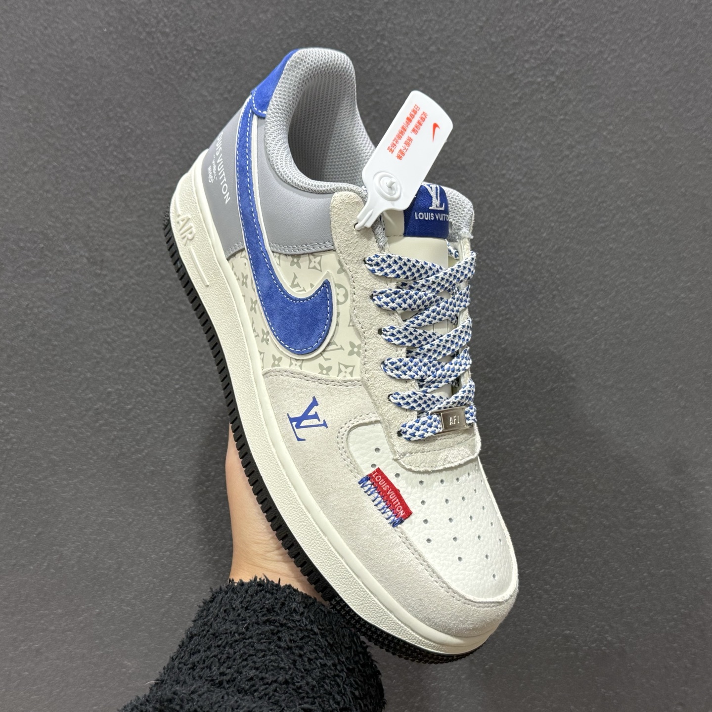 Nike Air Force 1 Low x Louis Vuitton 联名定制款 以经典纯白 Air Force 1 Low 为基底 鞋面融入浅灰色 KG6699-F09-Top High Quatity Cheap Sneakers Fashion Clothing Clothes Bags handbags Shoes of all Brand wholesale With The best Quality And Beautiful Price from China Factory Chinese suppliers wholesaler seller Nike Air Force 1 Low x Louis Vuitton 联名定制款 以经典纯白 Air Force 1 Low 为基底 鞋面融入浅灰色 KG6699-F09