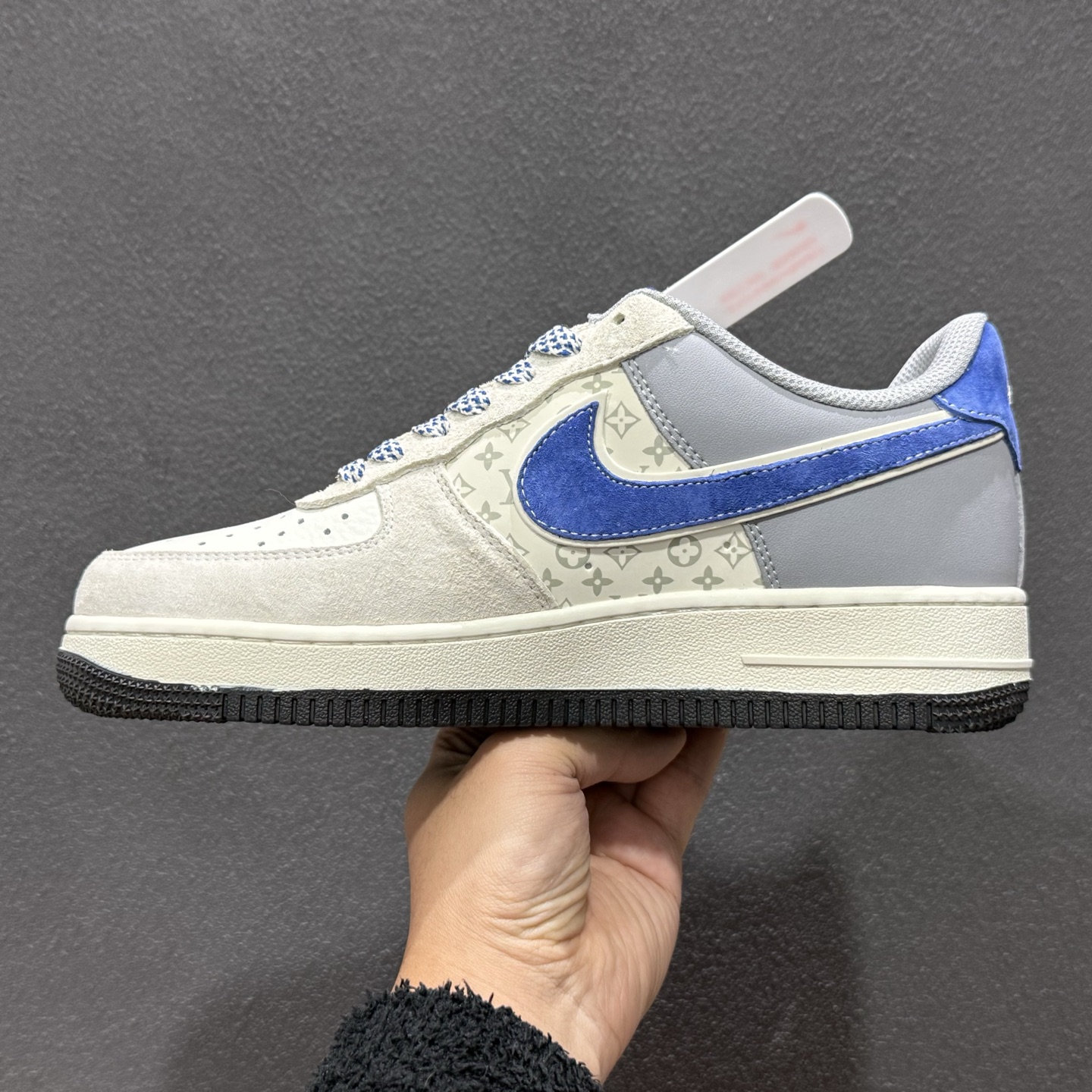Nike Air Force 1 Low x Louis Vuitton 联名定制款 以经典纯白 Air Force 1 Low 为基底 鞋面融入浅灰色 KG6699-F09-Top High Quatity Cheap Sneakers Fashion Clothing Clothes Bags handbags Shoes of all Brand wholesale With The best Quality And Beautiful Price from China Factory Chinese suppliers wholesaler seller Nike Air Force 1 Low x Louis Vuitton 联名定制款 以经典纯白 Air Force 1 Low 为基底 鞋面融入浅灰色 KG6699-F09