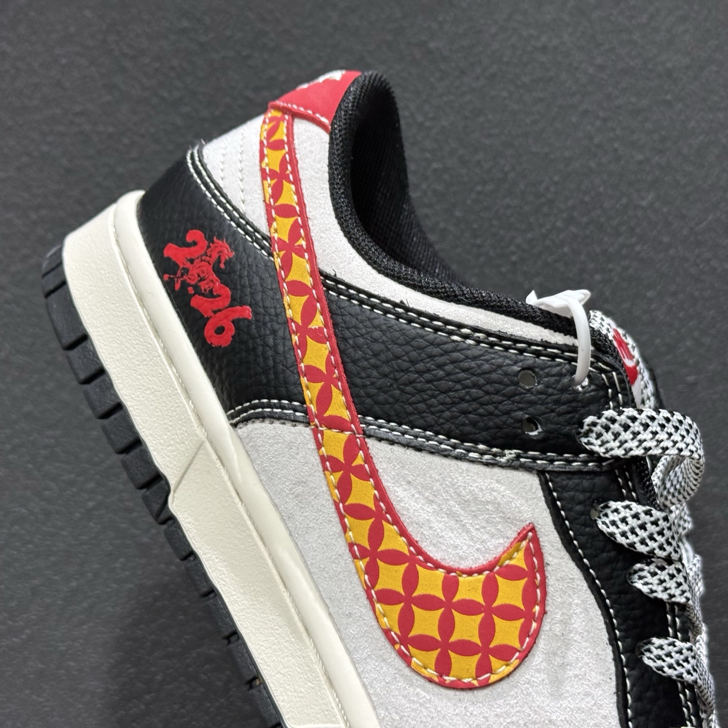 280 Nike SB Dunk Low 马年限定 米灰黑金 高端定制 低帮休闲滑板鞋 MY9969-906