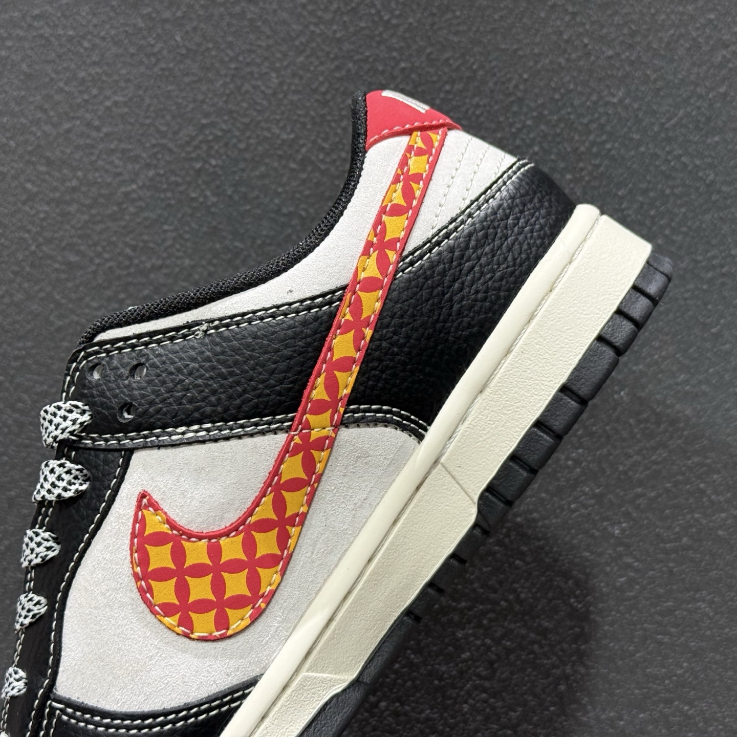280 Nike SB Dunk Low 马年限定 米灰黑金 高端定制 低帮休闲滑板鞋 MY9969-906