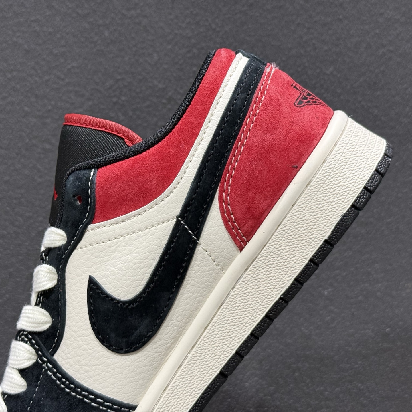 Air Jordan 1 Low AJ1 乔1马年限定 米黑红配色 高端定制 低帮复古篮球鞋 MZ9588-840-Top High Quatity Cheap Sneakers Fashion Clothing Clothes Bags handbags Shoes of all Brand wholesale With The best Quality And Beautiful Price from China Factory Chinese suppliers wholesaler seller Air Jordan 1 Low AJ1 乔1马年限定 米黑红配色 高端定制 低帮复古篮球鞋 MZ9588-840