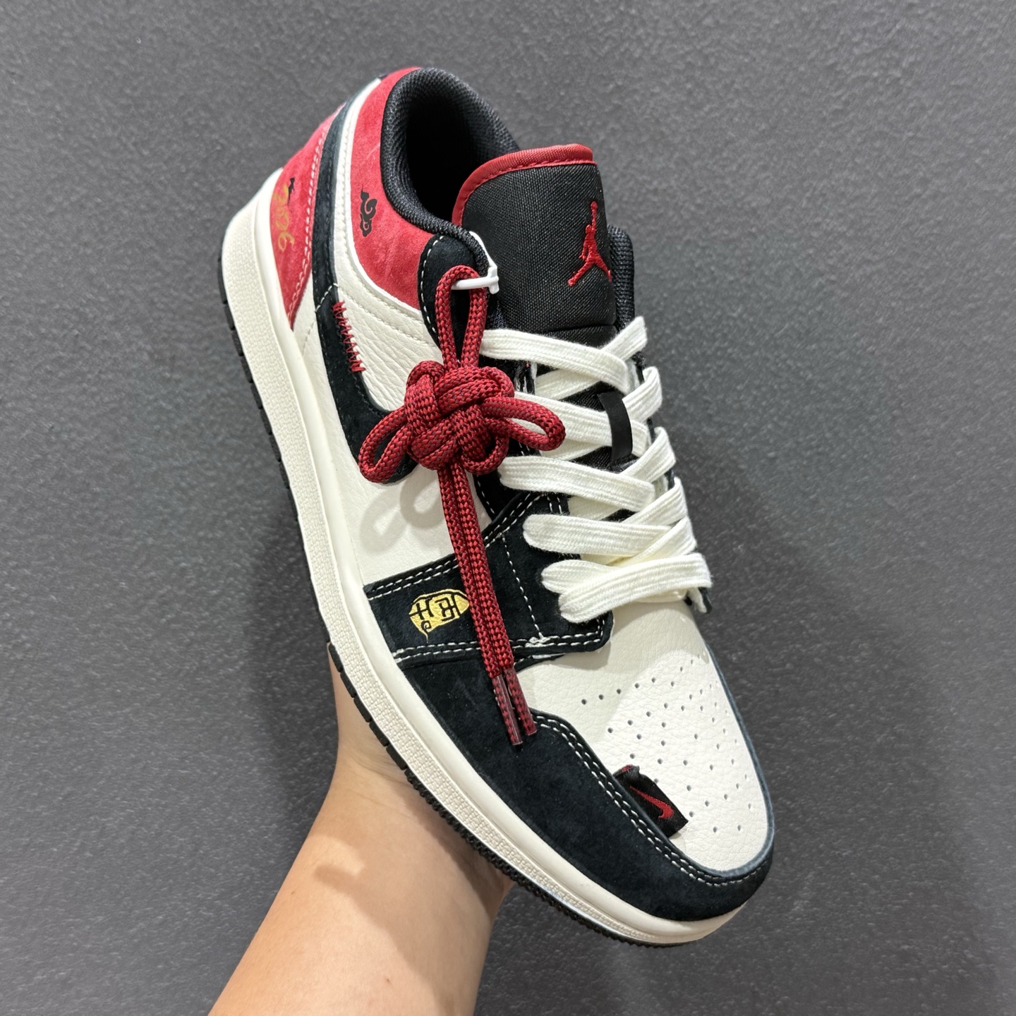 Air Jordan 1 Low AJ1 乔1马年限定 米黑红配色 高端定制 低帮复古篮球鞋 MZ9588-840-Top High Quatity Cheap Sneakers Fashion Clothing Clothes Bags handbags Shoes of all Brand wholesale With The best Quality And Beautiful Price from China Factory Chinese suppliers wholesaler seller Air Jordan 1 Low AJ1 乔1马年限定 米黑红配色 高端定制 低帮复古篮球鞋 MZ9588-840